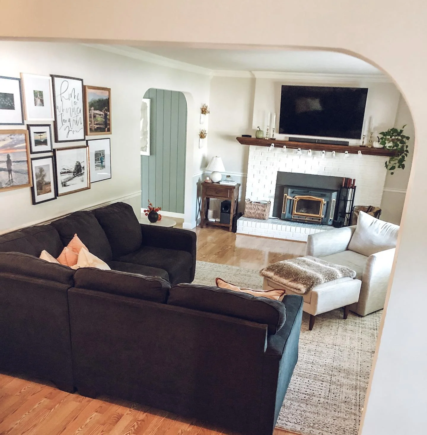 My favorite view ✨
.
.
.
.
.
.
#homesweethome #cozyhome #livingroom #livingroomdecor