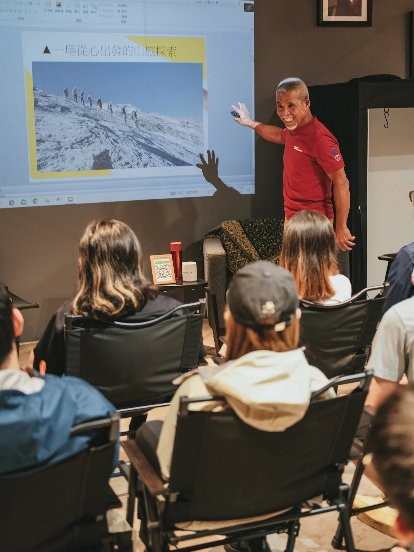 //
謝謝小鬍子教練各種幽默梗又充滿力量與簡單好懂的分享!
也謝謝秘書怡如無比用心協助促成與準備!
同時大感謝桃園名產新勢力
大地花生工坊 @dadipeanut 大力贊助
令今晚QA時間不僅知識很香還能充滿濃濃在地花生香!
更謝謝今晚一起無畏風雨前來參與聆聽的夥伴
很開心台灣山岳活動從今天起
又多了好幾位能夠一起分享正確負責登山觀念的同好了
指尖上的冒險,桃園場,成功圓滿(⁎⁍̴̛ᴗ⁍̴̛⁎)
#野跡可循 #XHZ小鬍子冒險學校 #小鬍子 #戴昌盛