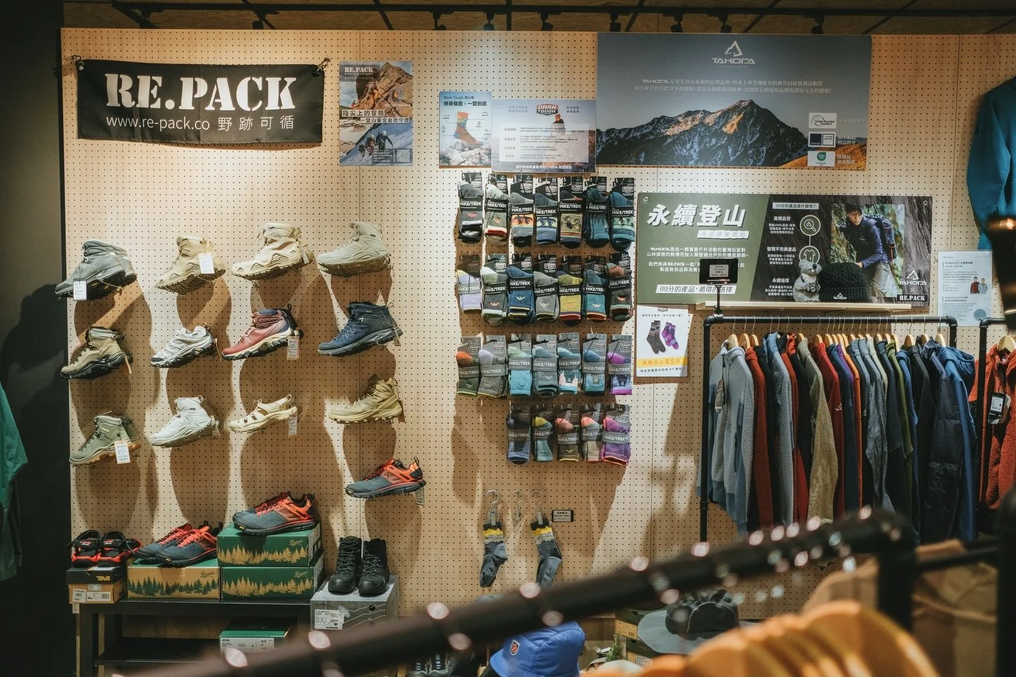 嗨，我是Alston
我們很久不見了，桃園的、龍潭的老朋友們。

說真的，在今年迎來台中店
真的是最突如其來（甚至有點莫名其妙）的一件事了

今年夏天不知怎的，突然籌劃起台中店
歷經三個多月找點、施工、籌備
就這樣在入秋後，我們的台中店 @repack.loop 開張了

「野跡可循還會繼續嗎？生意不好嗎？」

是，也不是，儘管我們有大半年都處在虧損狀態
我仍毅然決然，帶著RE.PACK前往台中

讓我們可以就近服務更多有著循環共識的好朋友

但，桃園不好嗎？
不，我很謝謝桃園，乃至整個北部的循