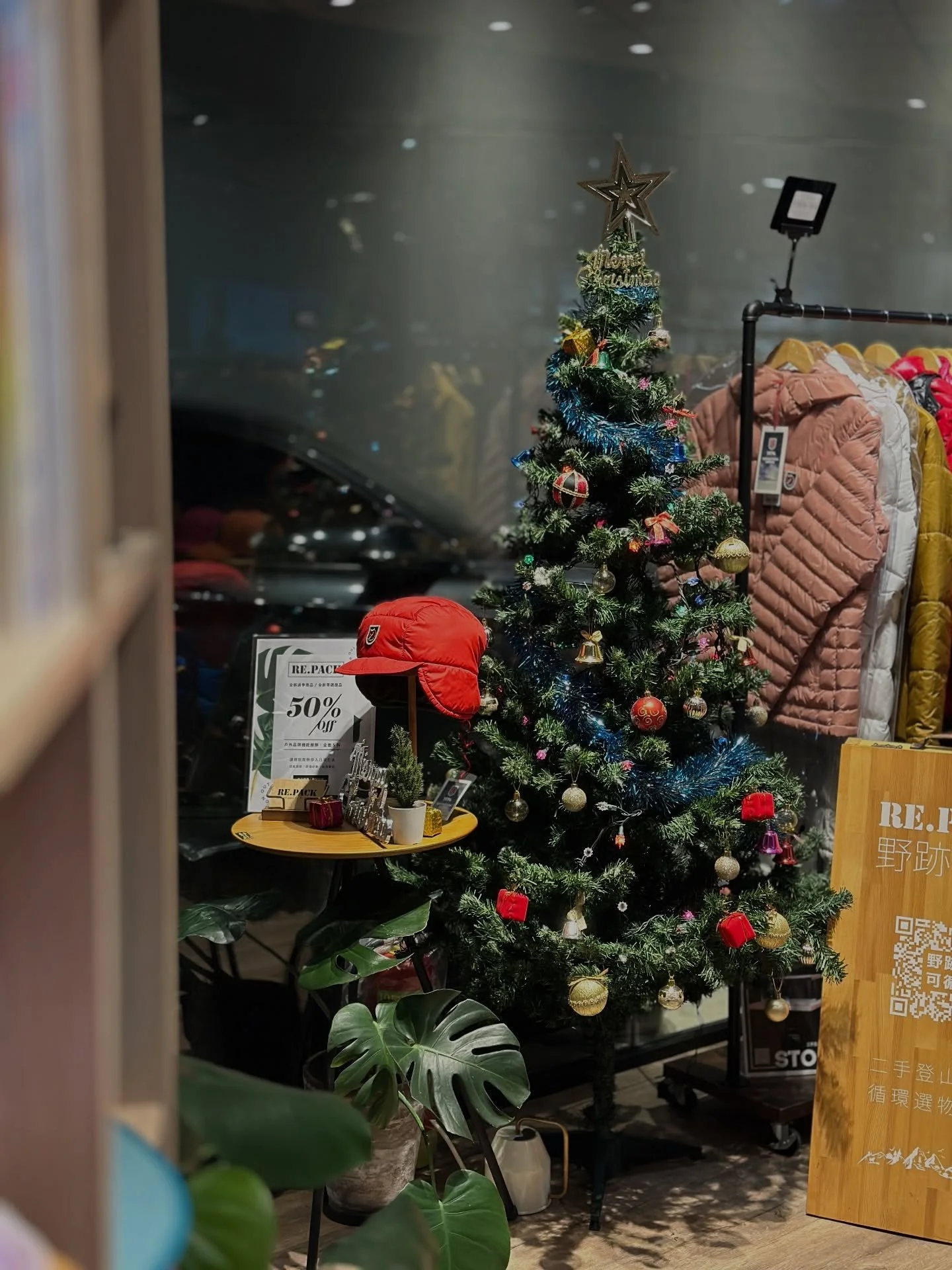 祝福、堅持、感謝

在這初出走進聖誕氣息的季節裡
看著這棵再次重獲新生的二手聖誕樹
在店裡靜靜發光，
我們又一次深深感覺到：
一路走來，是祝福支撐了我們，是堅持帶著我們走到現在，
而感謝，則是唯一能回應給所有陪伴我們的人

這一年裡，小店有許多讓人想起來
情緒就會微微波動的暖心片刻：

✦ 最初的那份支持

這是他人生第一顆登山大背包，他選擇在 RE.PACK 購入
（那晚將包包親送到台北，站在火鍋店前
把背包交付給他的那一晚，我們不曾忘記）
這天他再度回來，把那顆陪他上山的包，親自送回來寄賣

