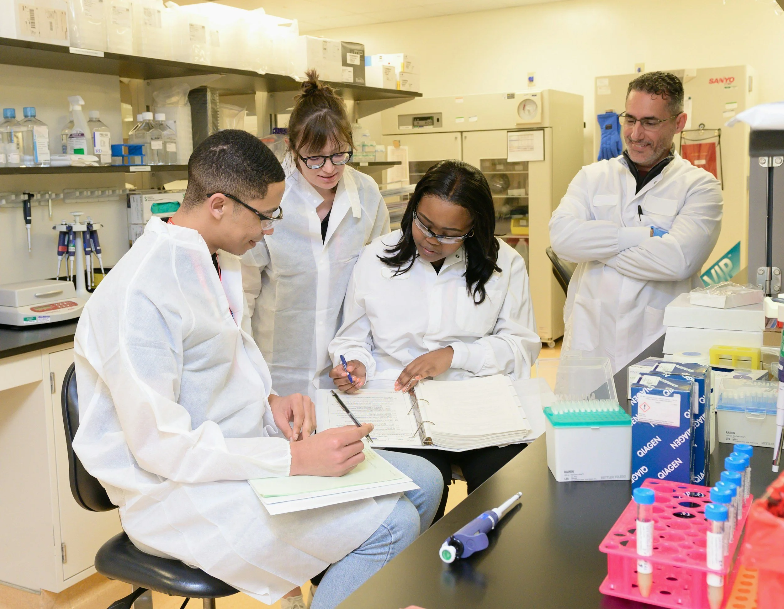 Undergrads join the lab for the summer