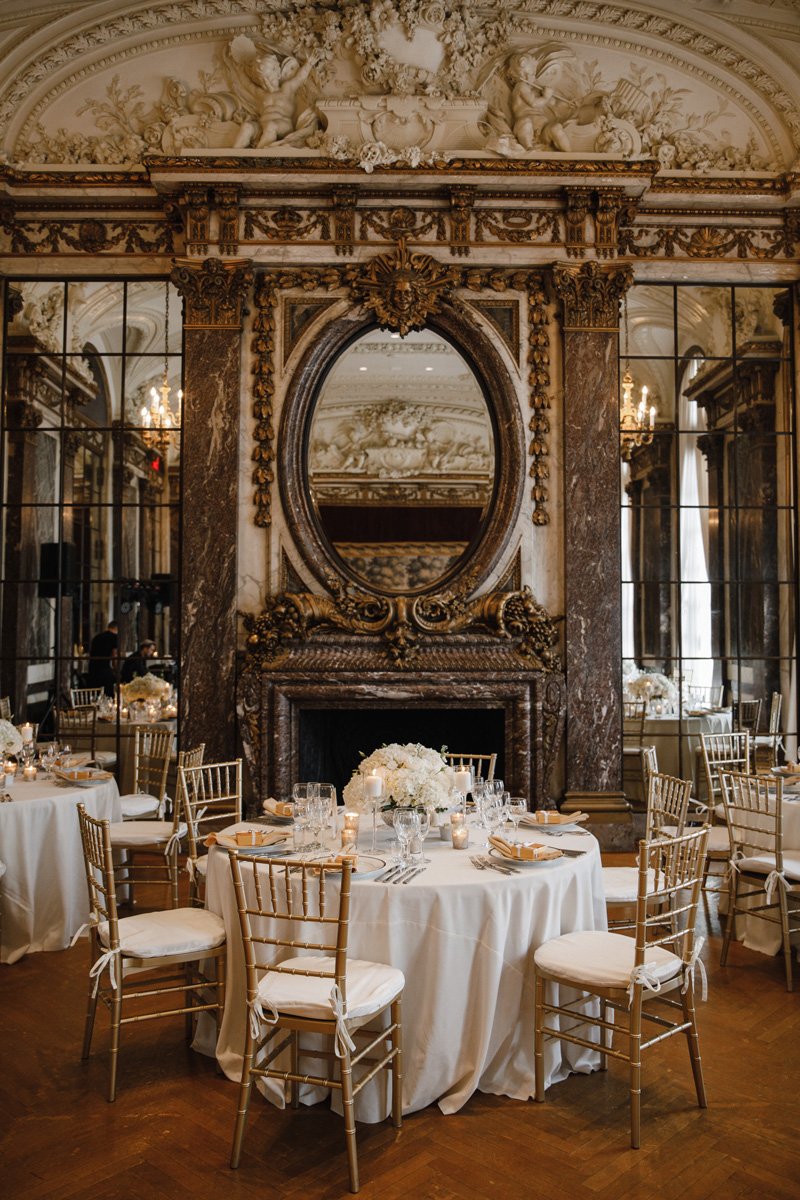 Wedding-centerpiece-at-The-Burden-Kahn-Mansions