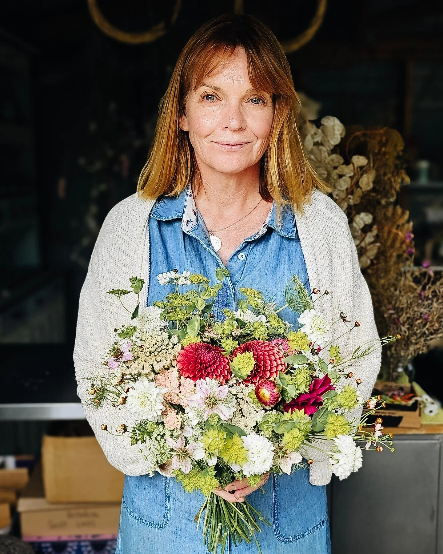 I thought I'd introduce myself.  I'm Melanie and on a small field in Brixton, Waitara, I grow flowers.

Not in a hurry.

Just season by season, with plenty of dirt under my nails and weather in charge.

I grow flowers for those who love a fresh, seas