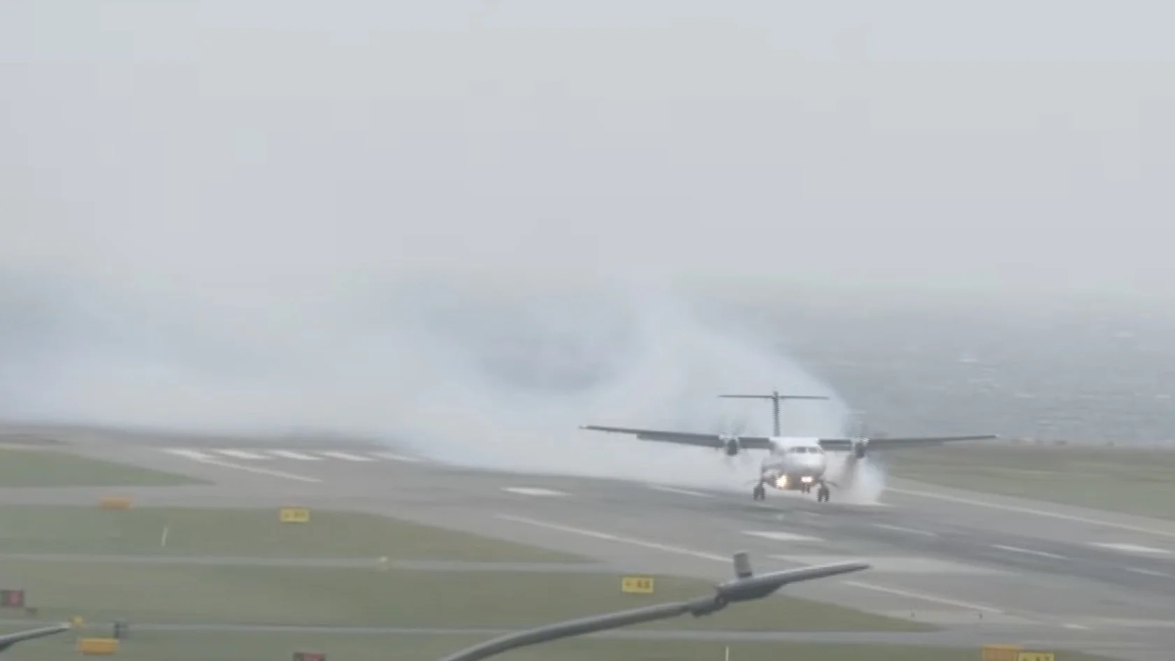 Smoke seen trailing from Air NZ aircraft in Wellington