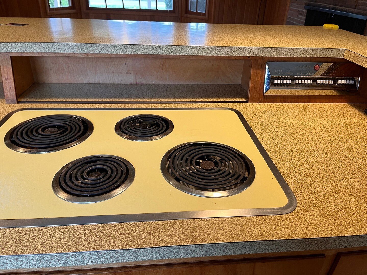 Love this cooktop seen on tour. And the button console 🤩⁠
#retro or #vintage⁠