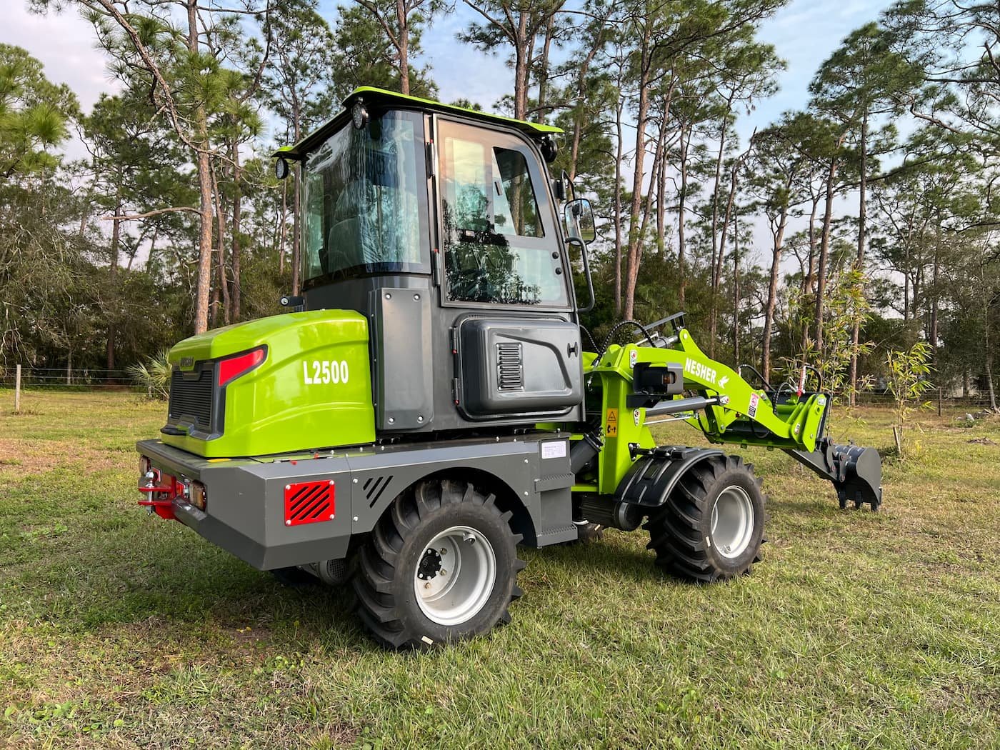 L2500 with digger compressed.jpg