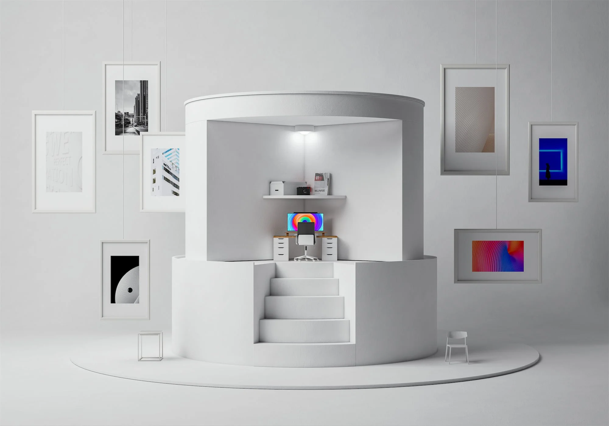 Studio moderno con pareti bianche, piccole scale, scrivania con computer e scaffale con libri e decorazioni, circondato da cornici con fotografie e arte digitale.