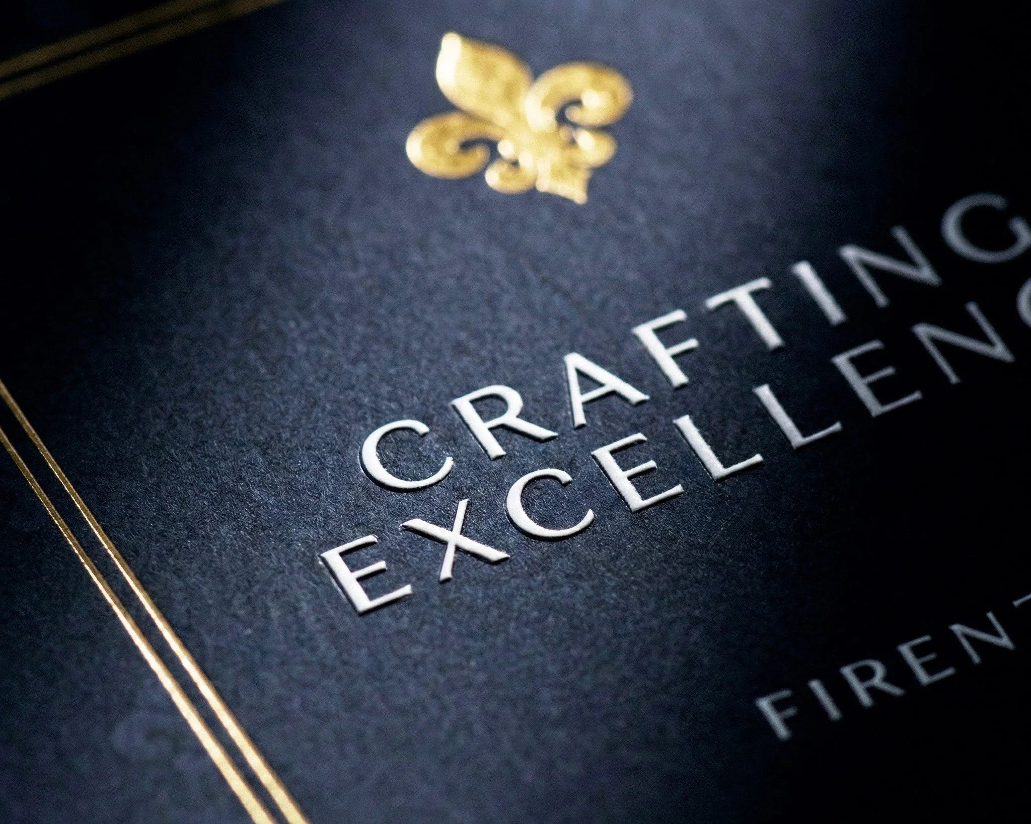 Copertina del coffee table book Crafting Excellence Firenze: design editoriale elegante con focus sull'artigianato fiorentino e Ruffino.