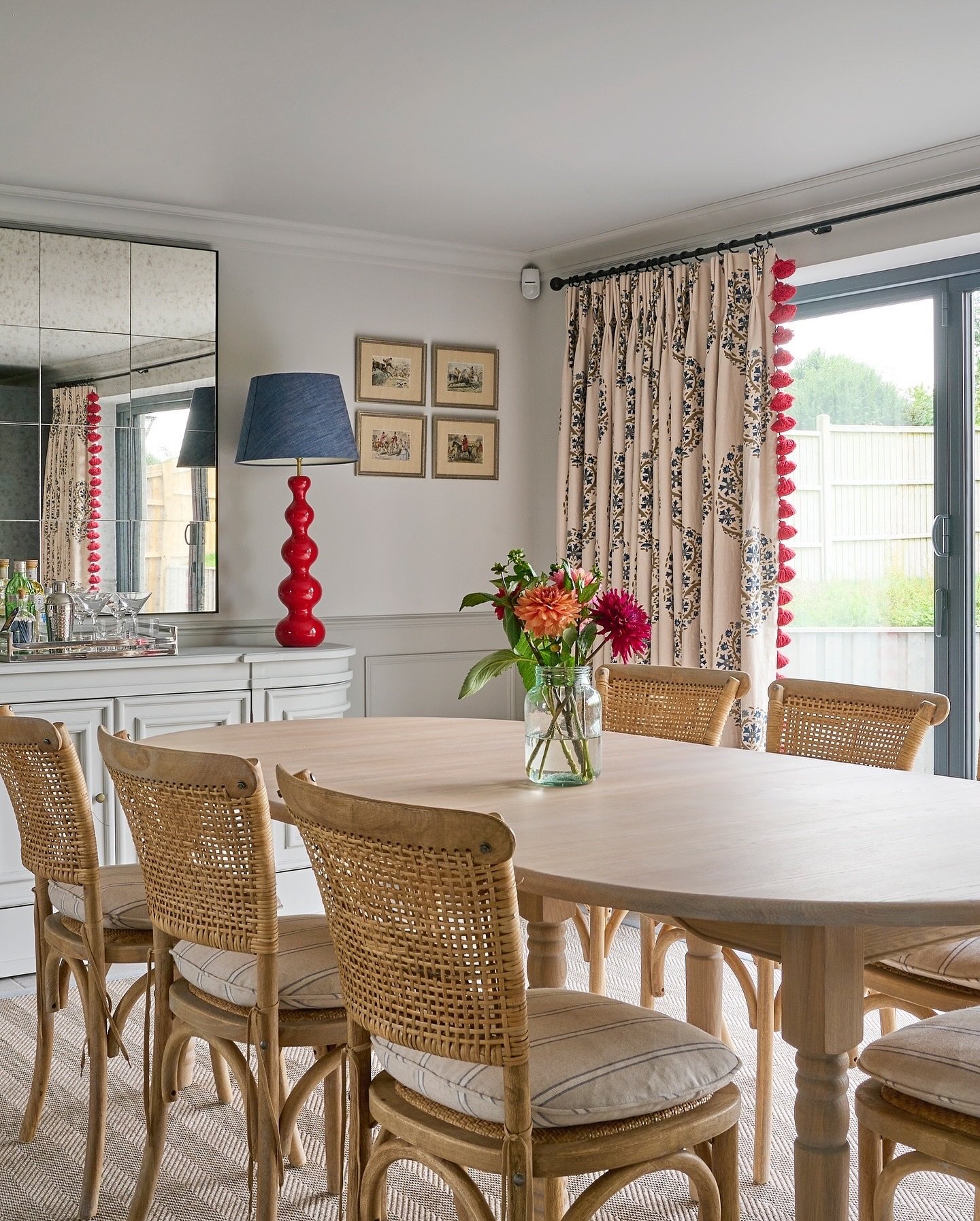 This dinning area is bathed with light thanks to the huge double doors. The antique mirrors window mirror from @oka bounces the light around the room and is Framed by the @pookylights Webster lamps, that work with the trim on the curtains 

Rug @unna