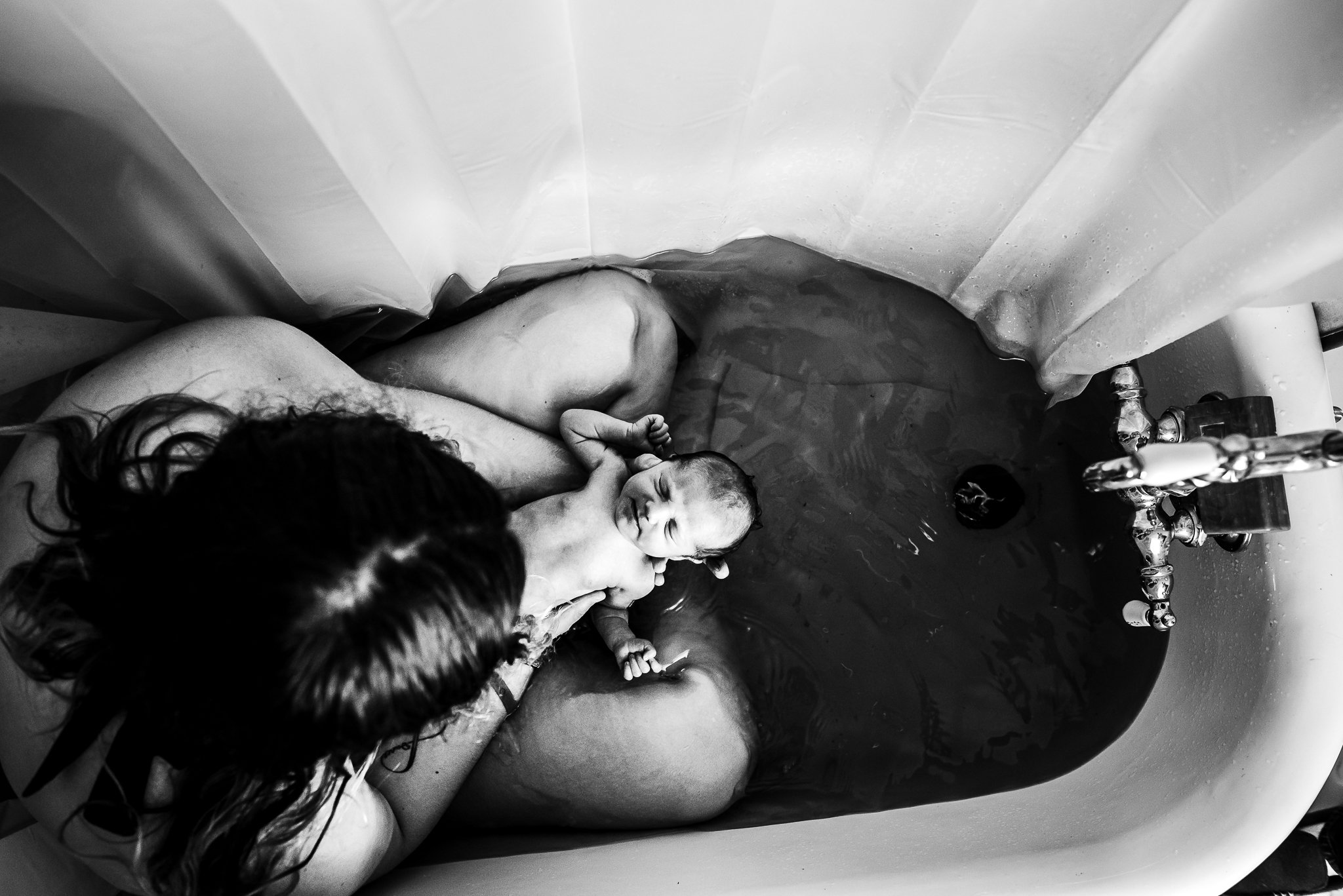 Herbal-bath-postpartum-with-newborn-in-water-by-Badger-and-Quill-Photography