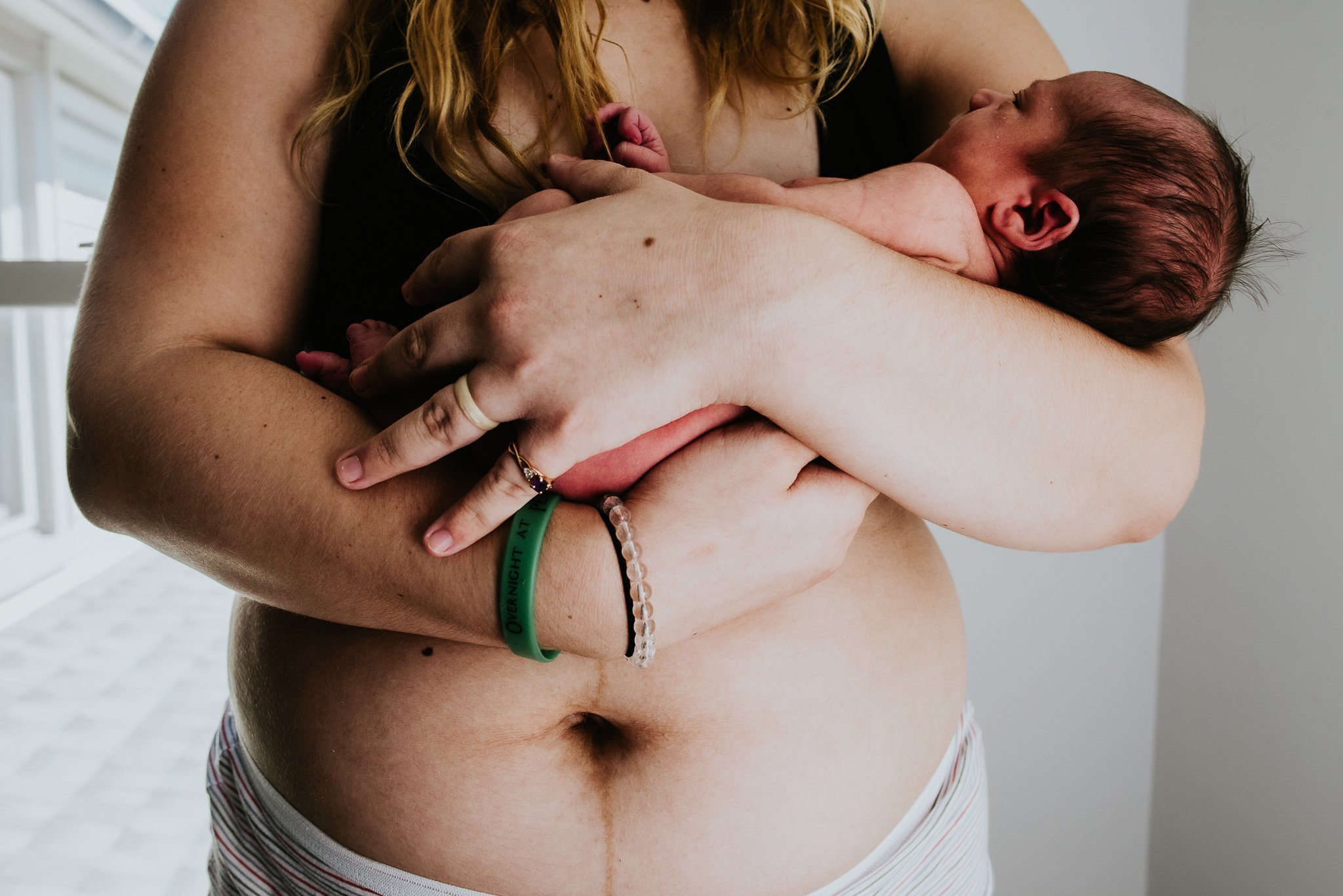 Postpartum-newborn-skin-to-skin-with-mother