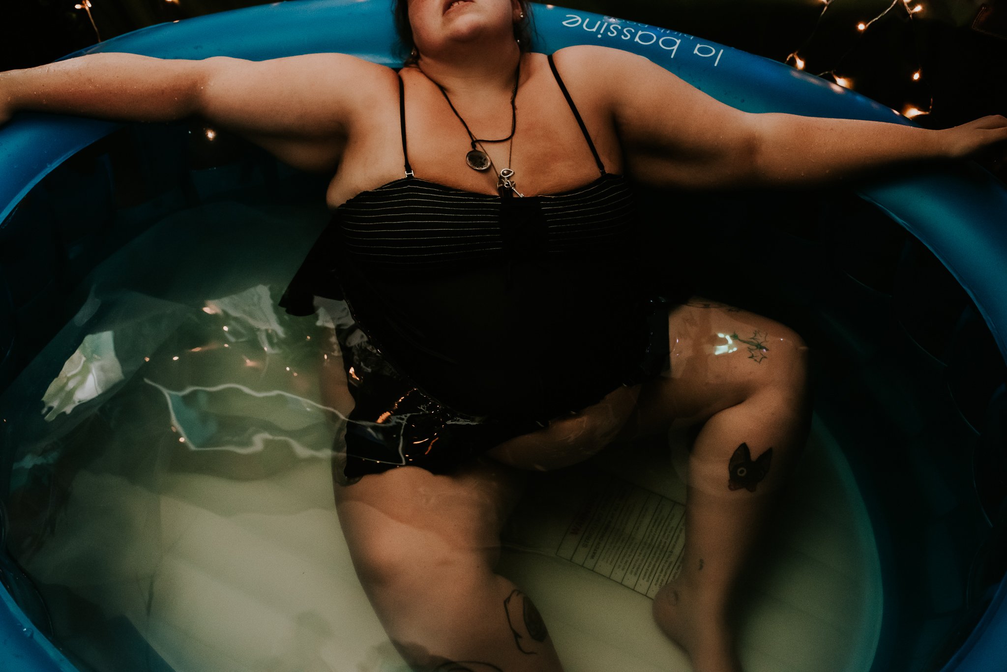 Plus-size-homebirth-central-PA-documented-by-Badger-and-Quill-Photography-resting-between-contractions-in-birth-pool