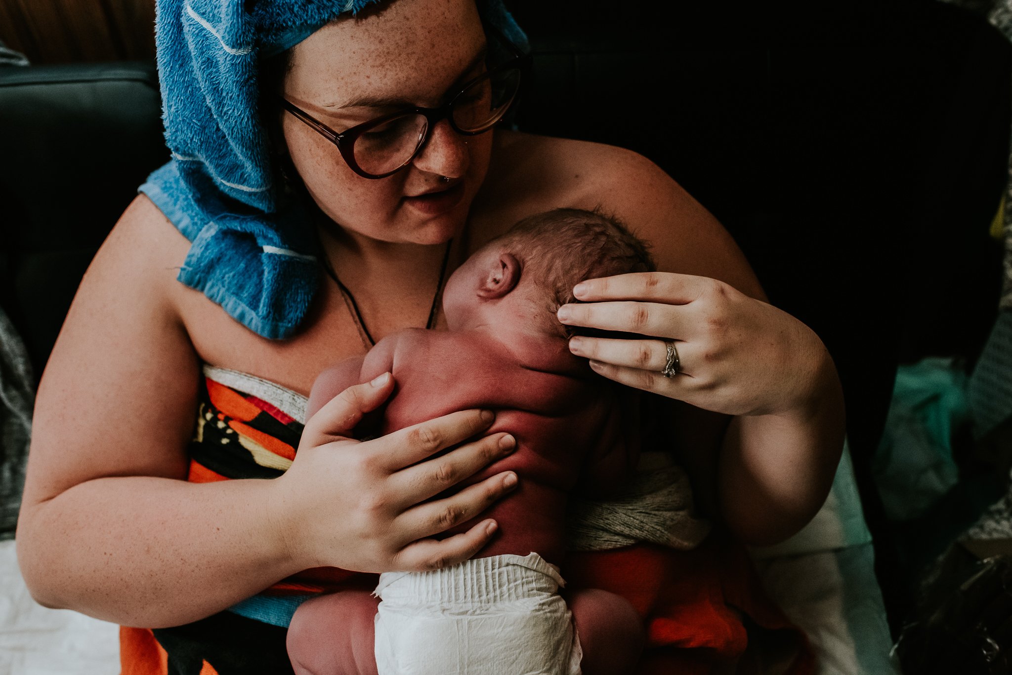 Mother-holds-newborn-skin-to-skin-after-freebirth-in-Central-Pennsylvania