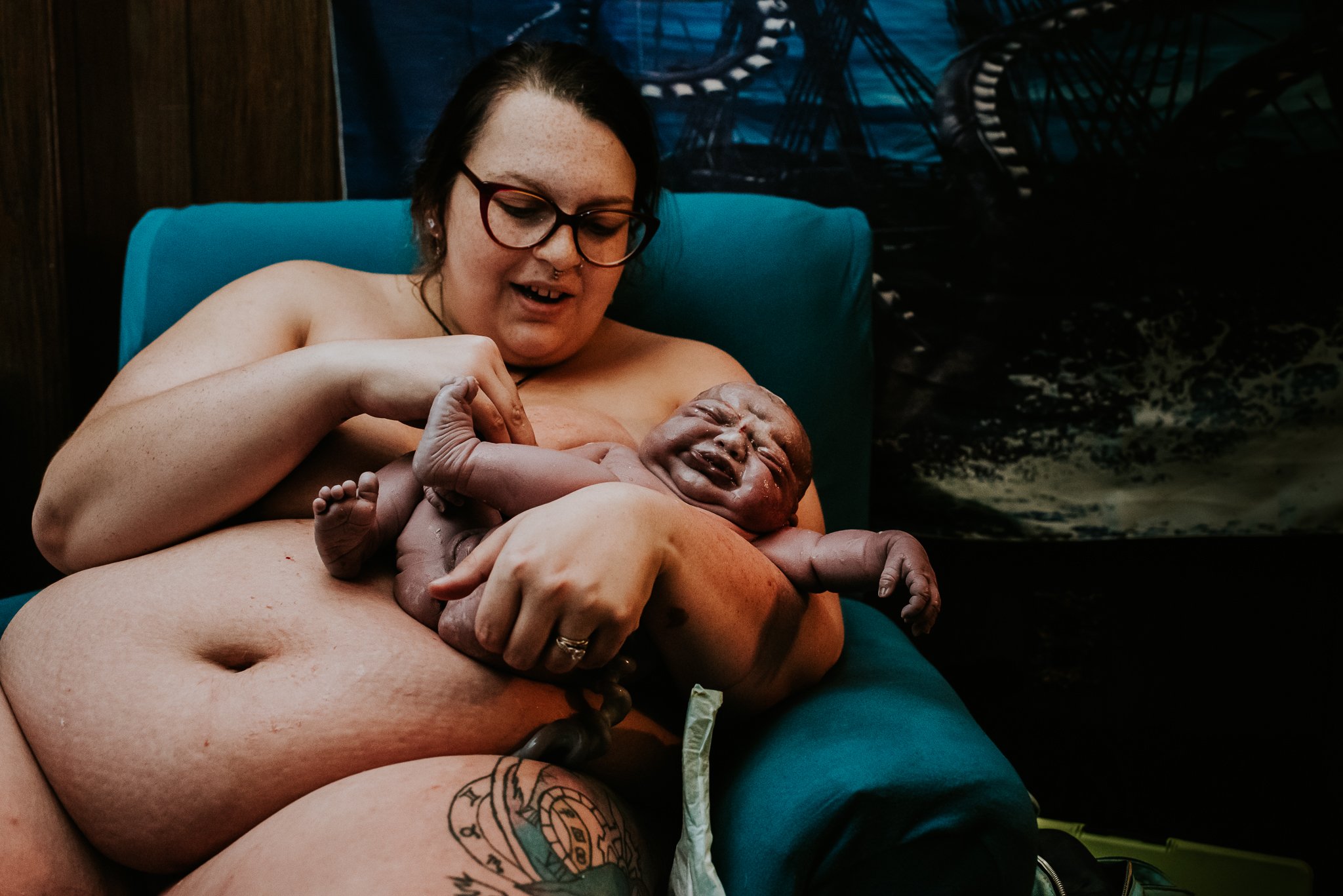 Mother-examines-newborn-after-fetal-ejection-reflex-documented-by-Badger-and-Quill-Photography