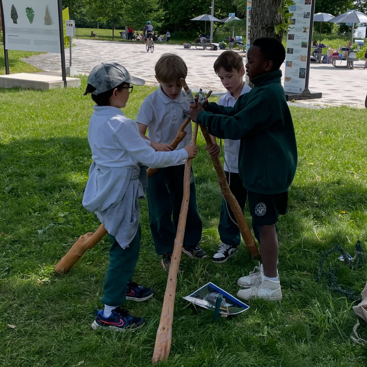 Our Grade 3 and 4 students visited Maison Nivard-de-Saint-Dizier in Verdun to discover first-hand some fascinating parts of our history. Our Grade 3 students stepped into the past as they gathered materials to build wigwams, learned how to grind corn