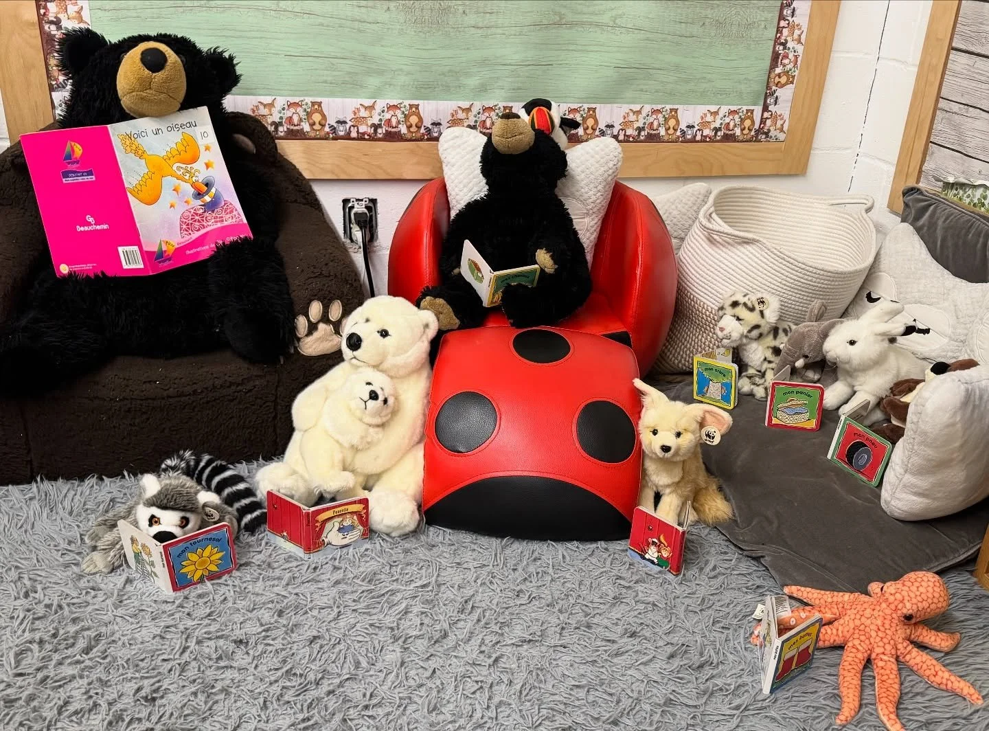 Our Grade 2 furry friends also love to read! There’s nothing better than a good book and a cozy cuddle. 
Nos amis à fourrure de 2e année adorent aussi lire des livres ! #theprioryschool