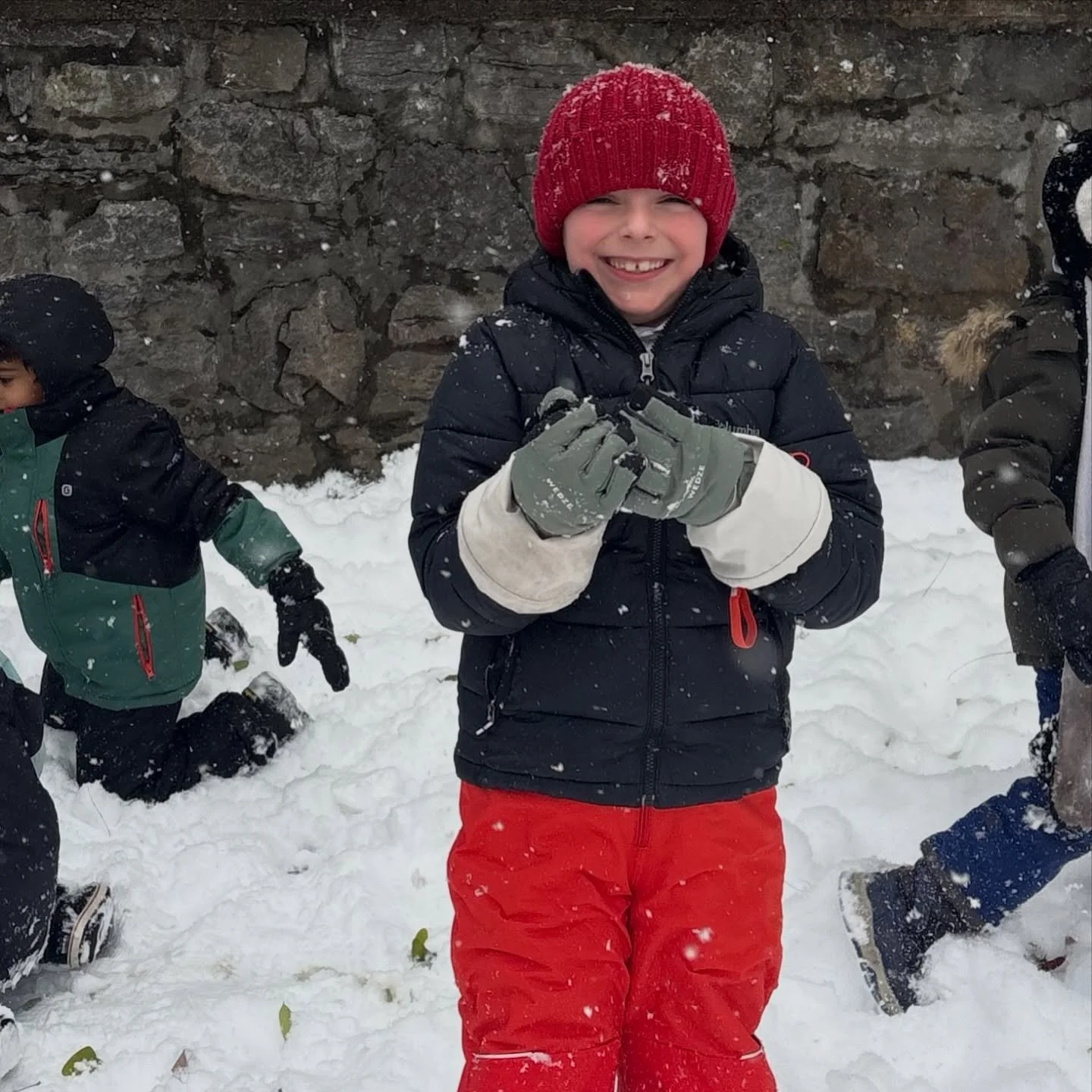 Little boots, fresh snow and lots of excitement. The Priory&rsquo;s first snowfall is always a special one. #theprioryschool

Petites bottes, neige fra&icirc;che et beaucoup d&rsquo;excitation. La premi&egrave;re neige &agrave; The Priory est toujour