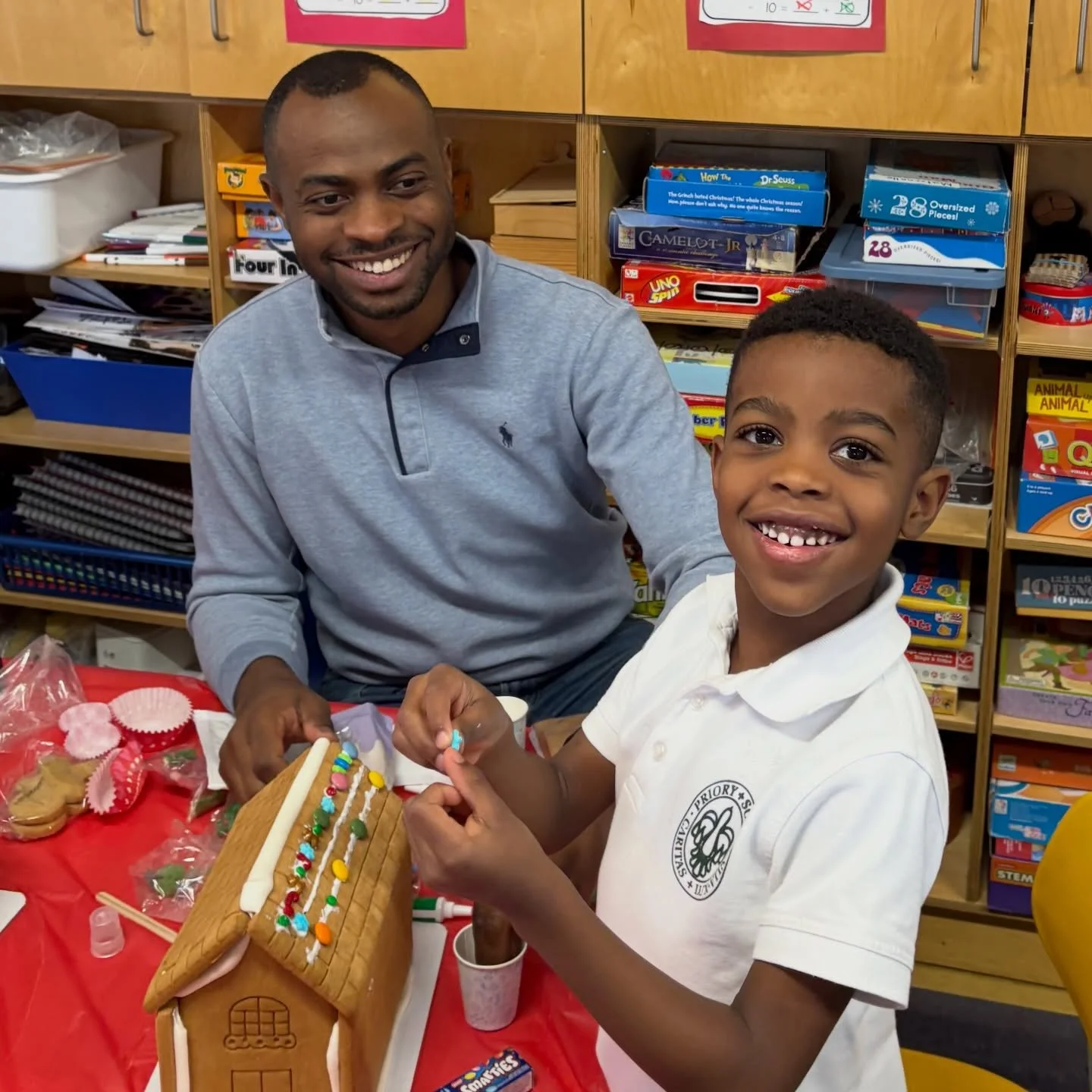 The sights, sounds, and sweet scents of the holiday season filled the Kindergarten classroom as students, moms, dads, and teachers came together to craft festive gingerbread houses. 

Les images, les musiques et les doux parfums de la p&eacute;riode 
