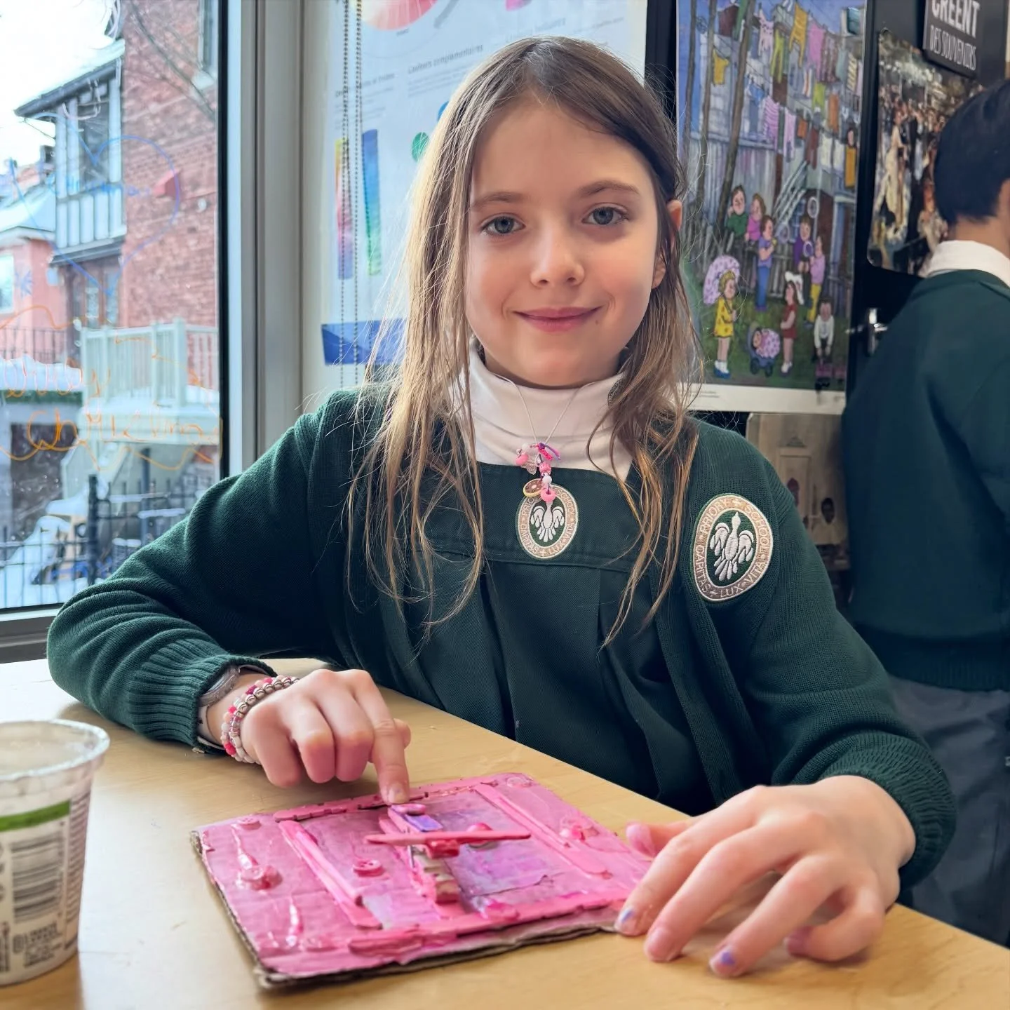 Our students in art class are turning everyday &lsquo;found objects&rsquo; into bas-relief sculptures inspired by the legendary Louise Nevelson.

Nos &eacute;l&egrave;ves en cours d&rsquo;art transforment des objets trouv&eacute;s du quotidien en scu