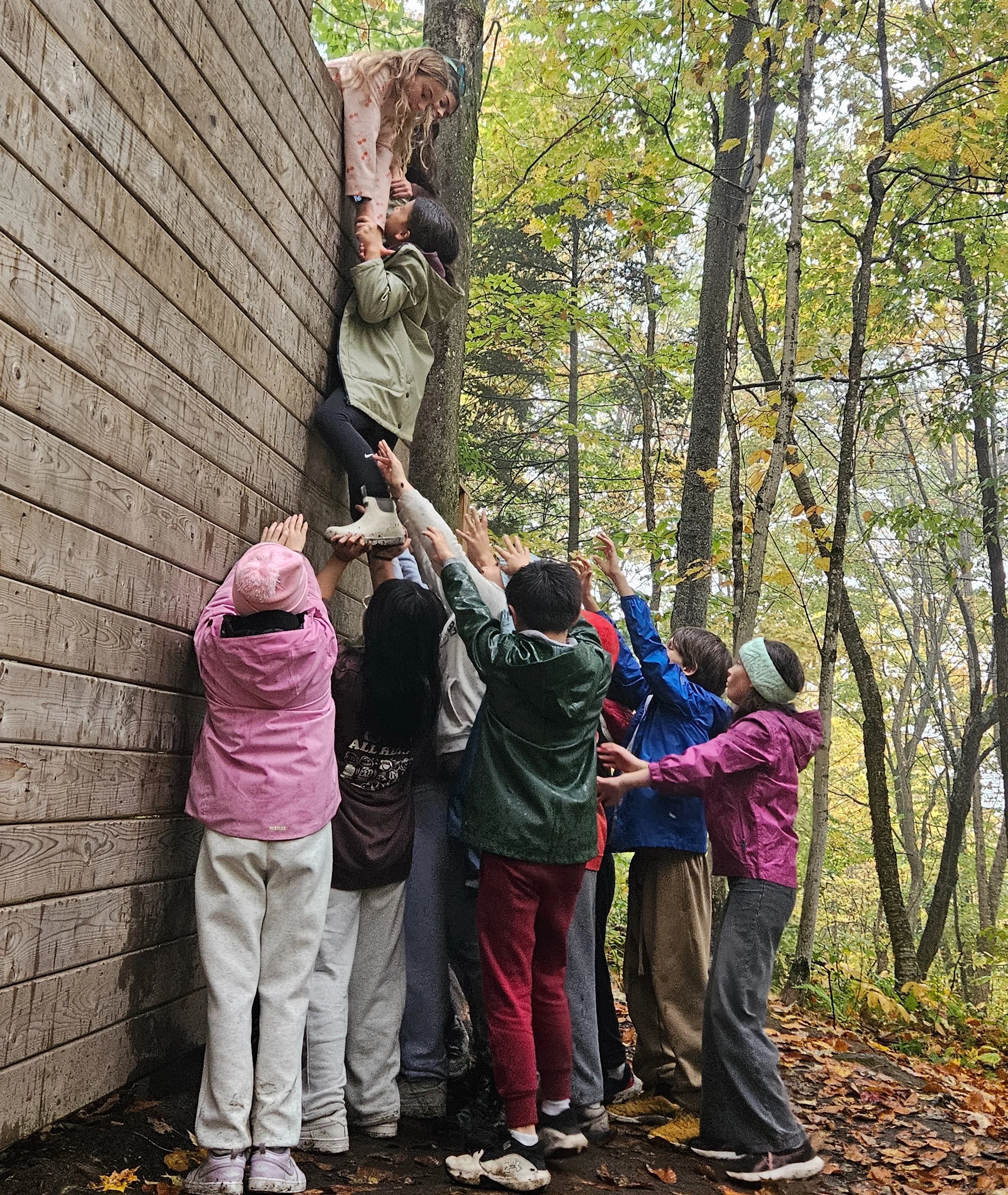 Our Grade 5 and 6 students enjoyed an exciting two-day adventure in the Laurentians, discovering what it means to be a leader through team-building activities and challenges. Along the way, they put teamwork into practice! 

Nos &eacute;l&egrave;ves 