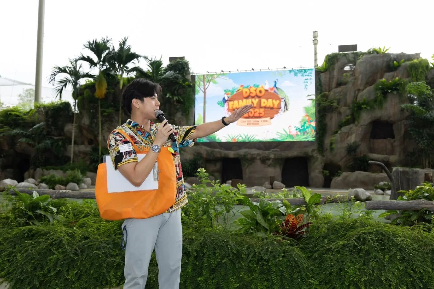 My biggest event yet!
3000 pax family day at Bird Paradise🐔🐔🐔

Definitely a milestone hehehe

Thank you photographer Jacob for capturing such sik shots 😫😫

#emceejasontan 
#emceesg
