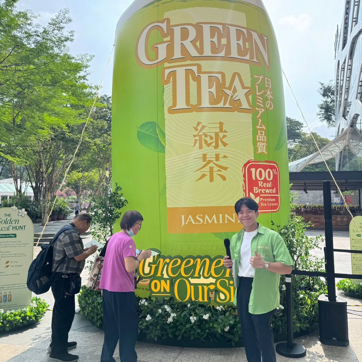 My 2nd year with @pokkasg at @plazasingapura - spreading the love of Pokka Jasmine Green Tea 💚💚

Turned at least 3 shades darker after the 3 days because the sun wasn't forgiving but that didnt stop people from queuing to have a chance at a XXL jas