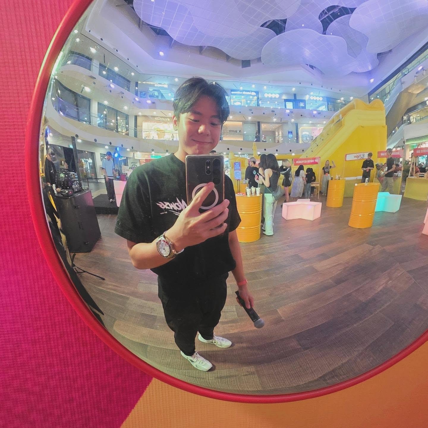 Hosted #thegreatbounceparty media preview at @aperia.mall @capitalandmallssg @rocketlandkids two days ago!!

Refreshing to see adults on inflatables bouncing around 🤧🤣🤣

#emceejasontan 
#emceesg