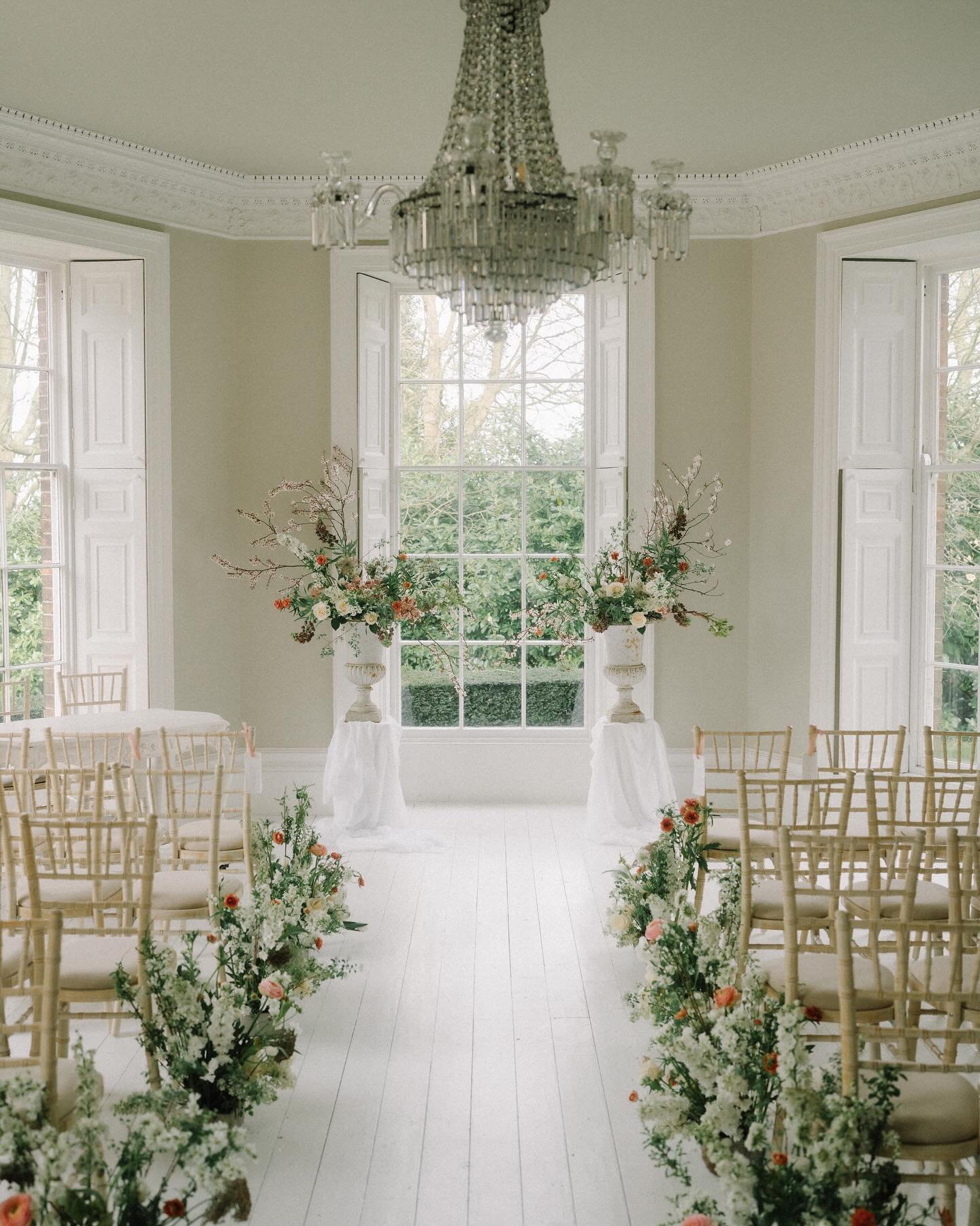 Ceremony Hall goals at The Wootton Hall Estate filled with beautiful florals by @emmacoxbrocante. Such a beautifully well-lit ceremony space. 

Concept and Planning @elevate_workshops 
Styling @storiesof_events 
Florist @emmacoxbrocante 
HMUA @daniel