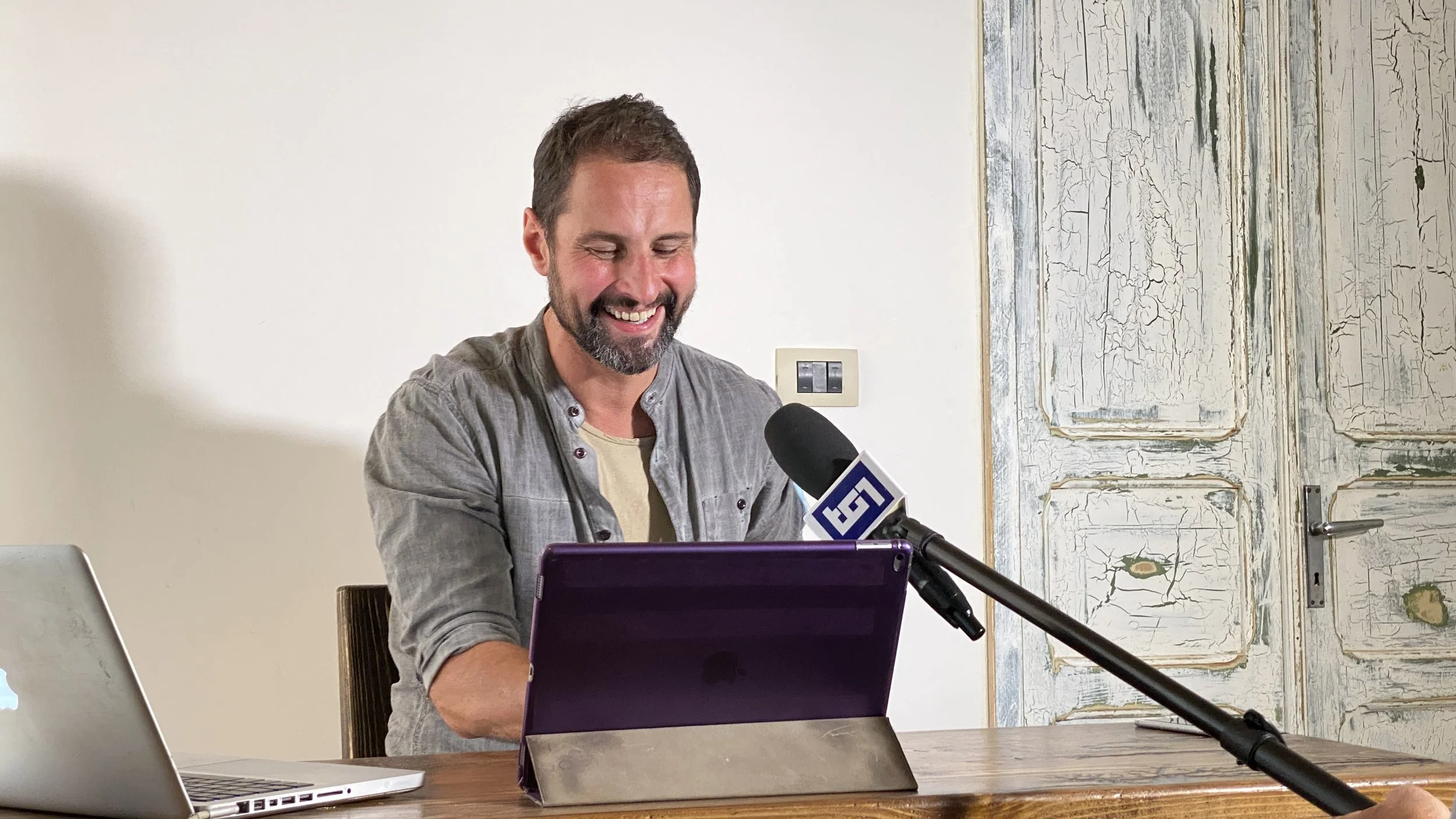Scott Thompson, founder of The Sicily Project, during a TG1 television interview