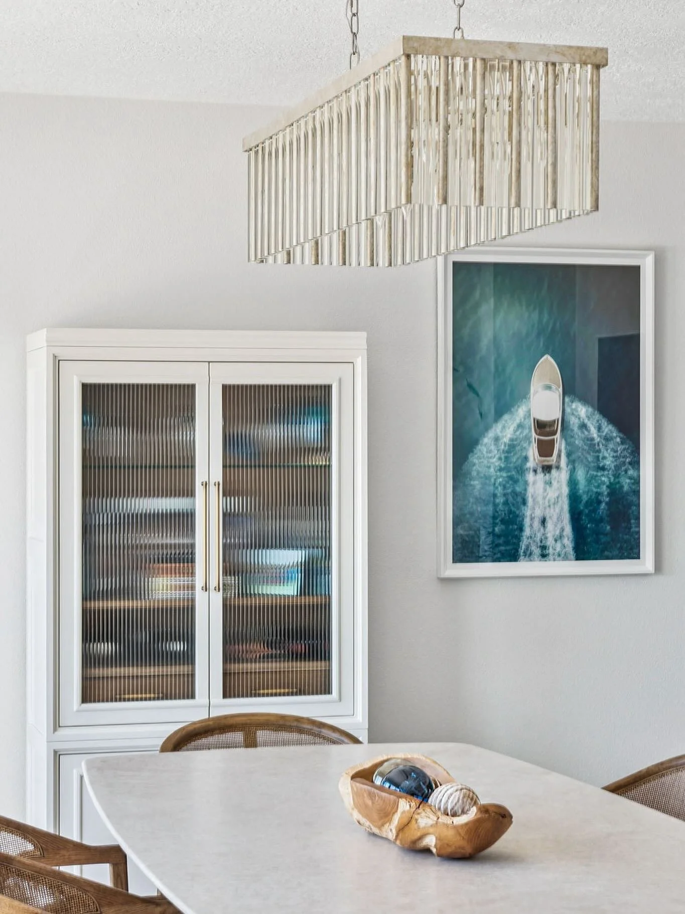 A little coastal calm, a little modern edge&hellip; the perfect dining vibe. 🩵