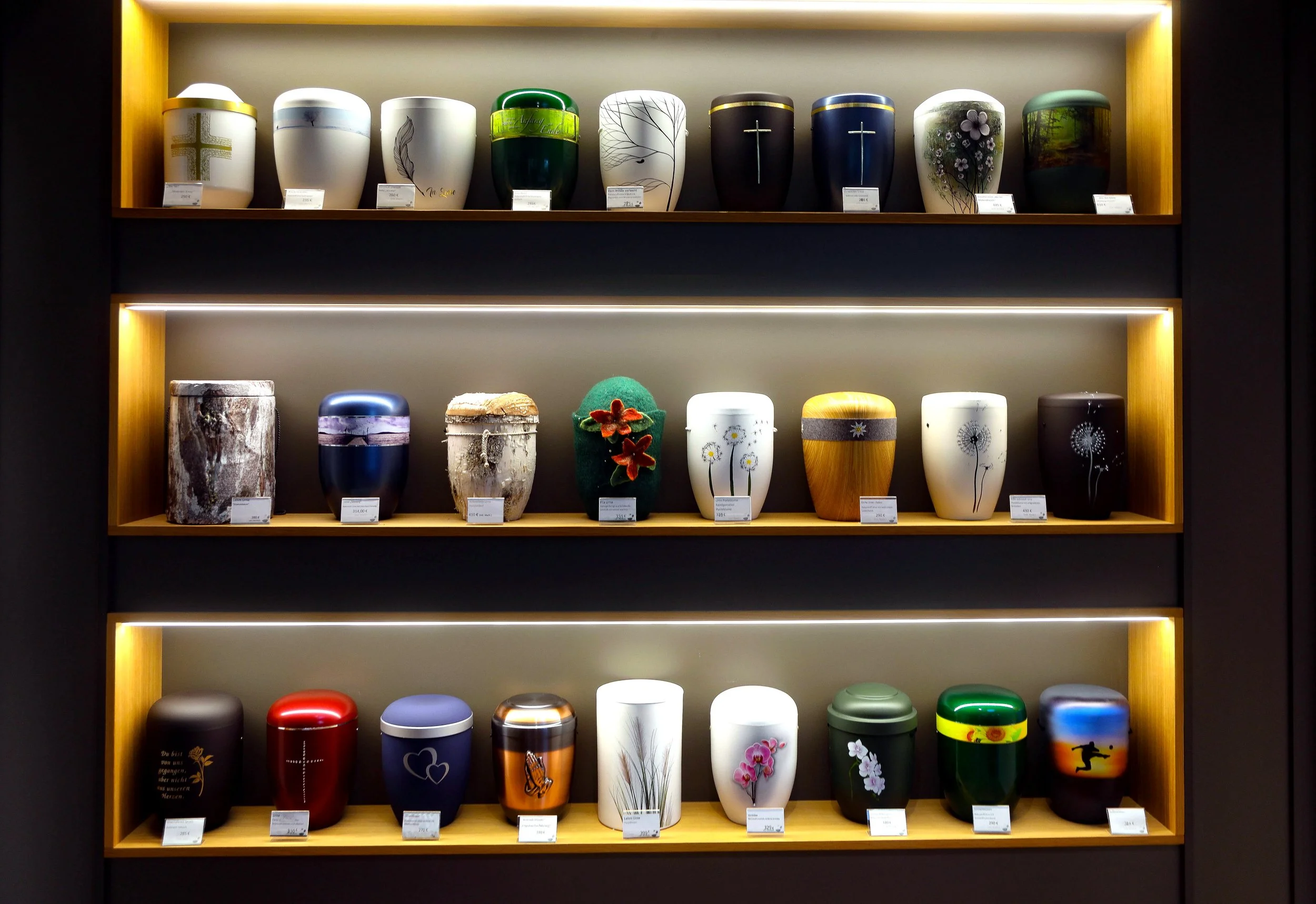 Große Auswahl an biologisch abbaubaren Urnen