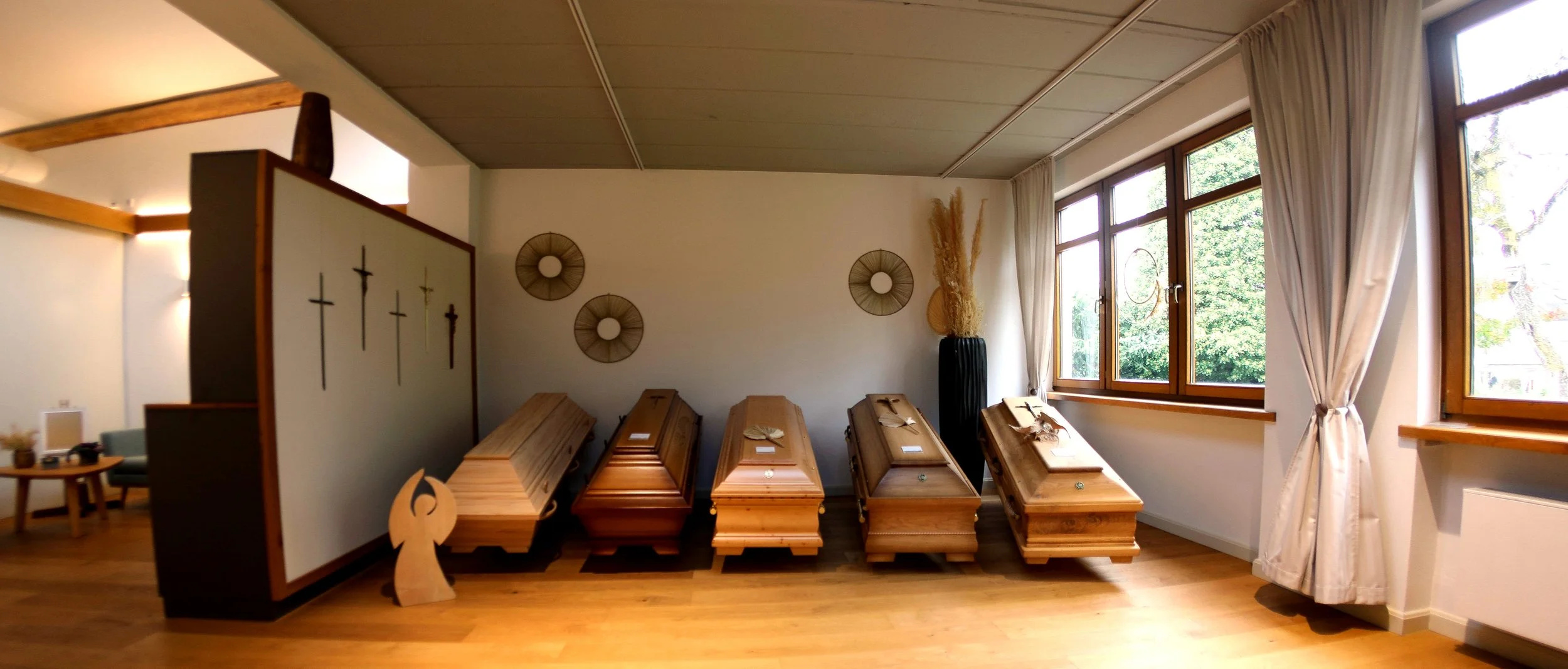 Unterschiedliche Särge in der Ausstellung