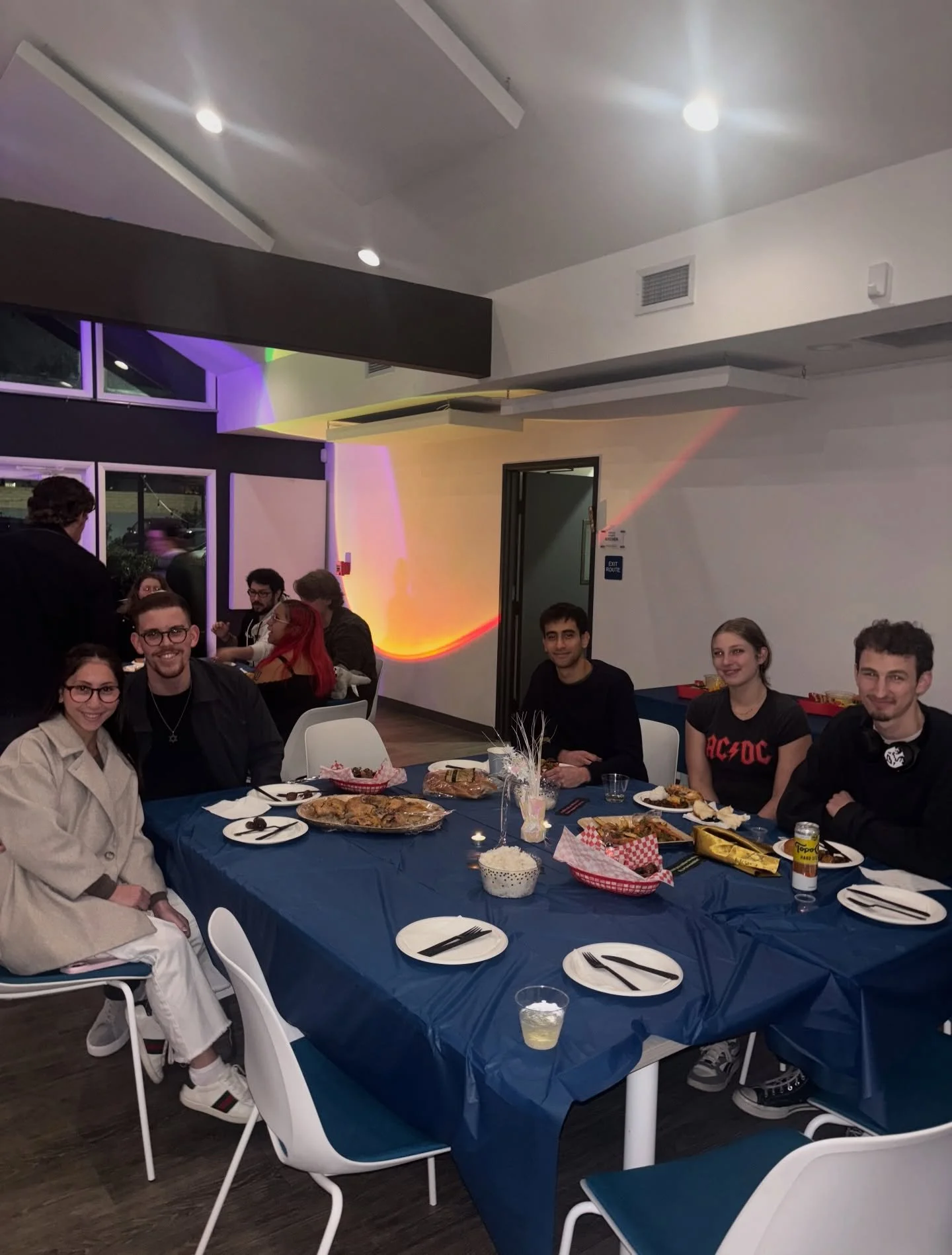 Currently reminiscing on Welcome Back Shabbat last week!! It was so amazing having students back in the building both old and new. We cannot wait to see everyone again tomorrow night for Cirque Du Hillel! 🎟️🎪🎠