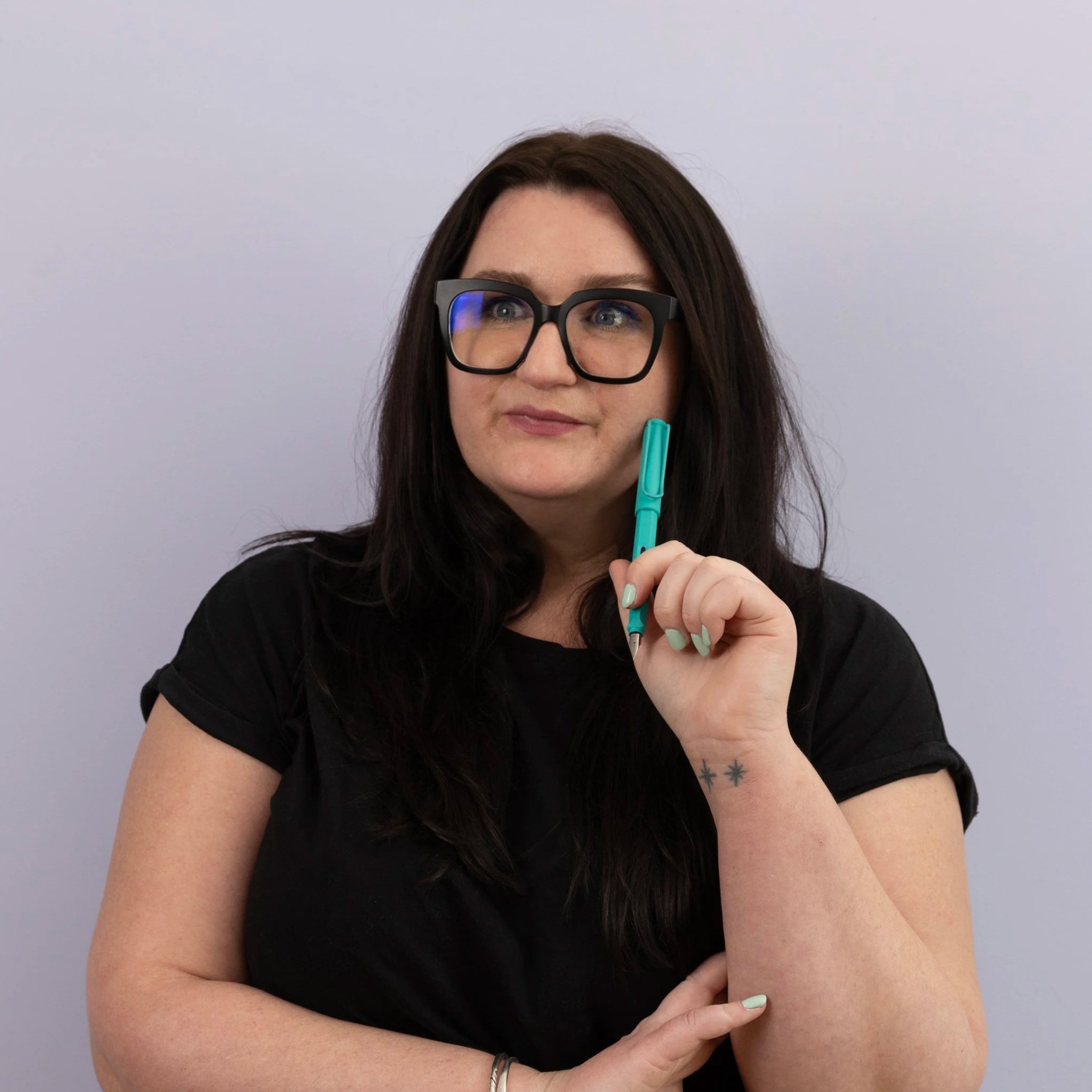 5 creative ways to add your brand colours into your branding photoshoot if you love wearing black - featuring a brand shoot for the lovely Words by Bonnie