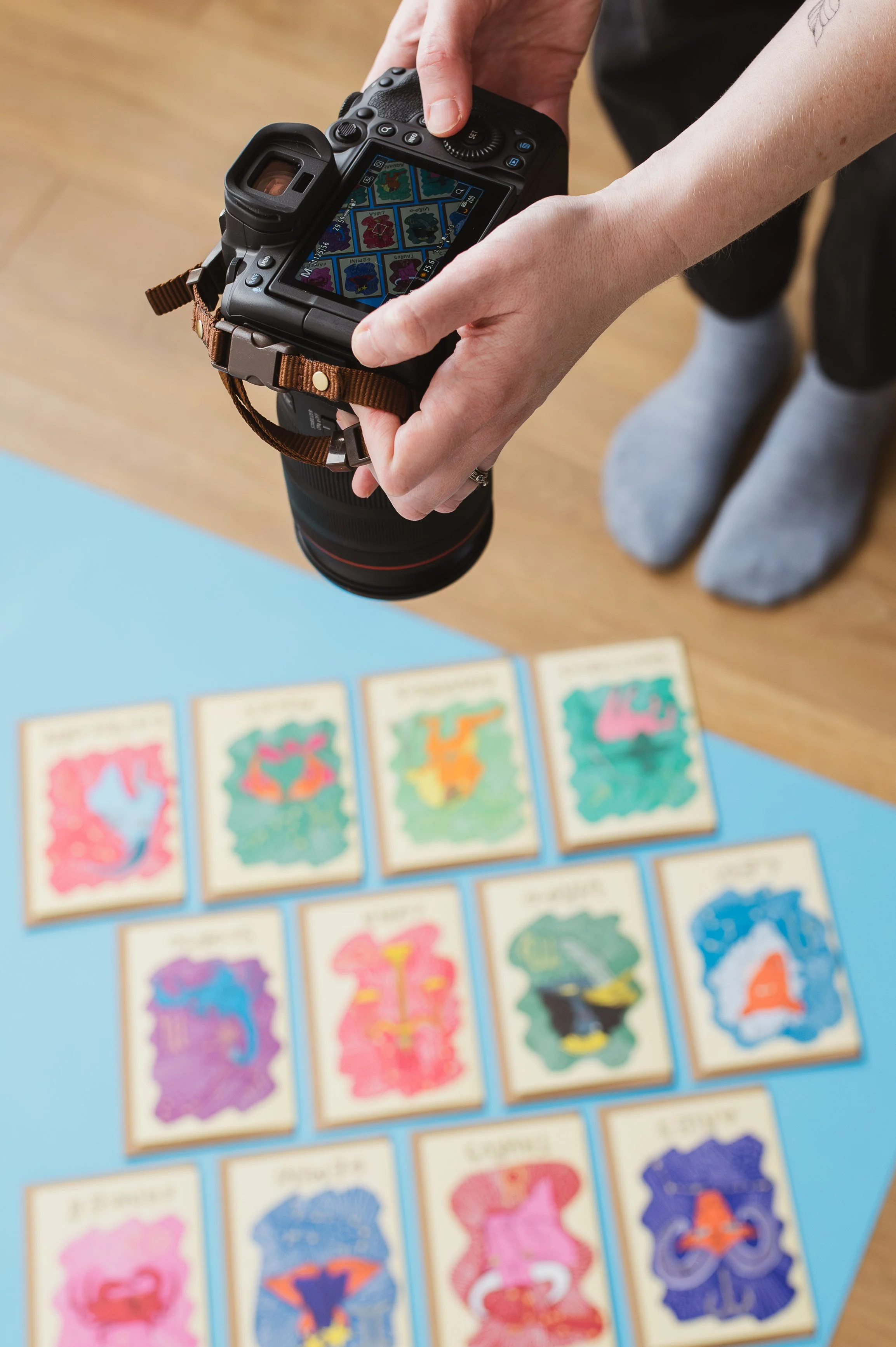  Holding a camera and taking photos of cards on a blue background. 