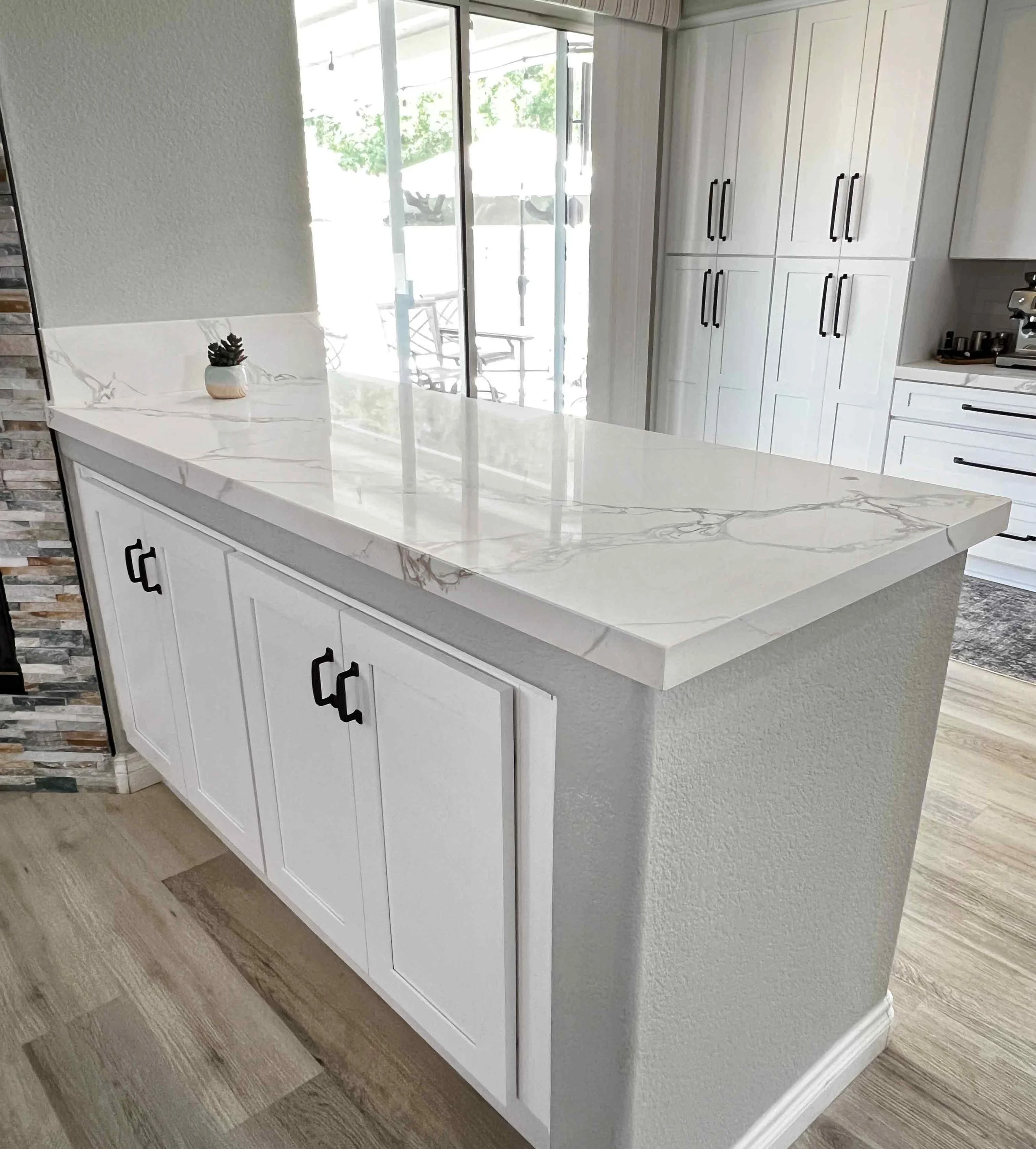 Kitchen Peninsula with Quartz Countertops | Temecula