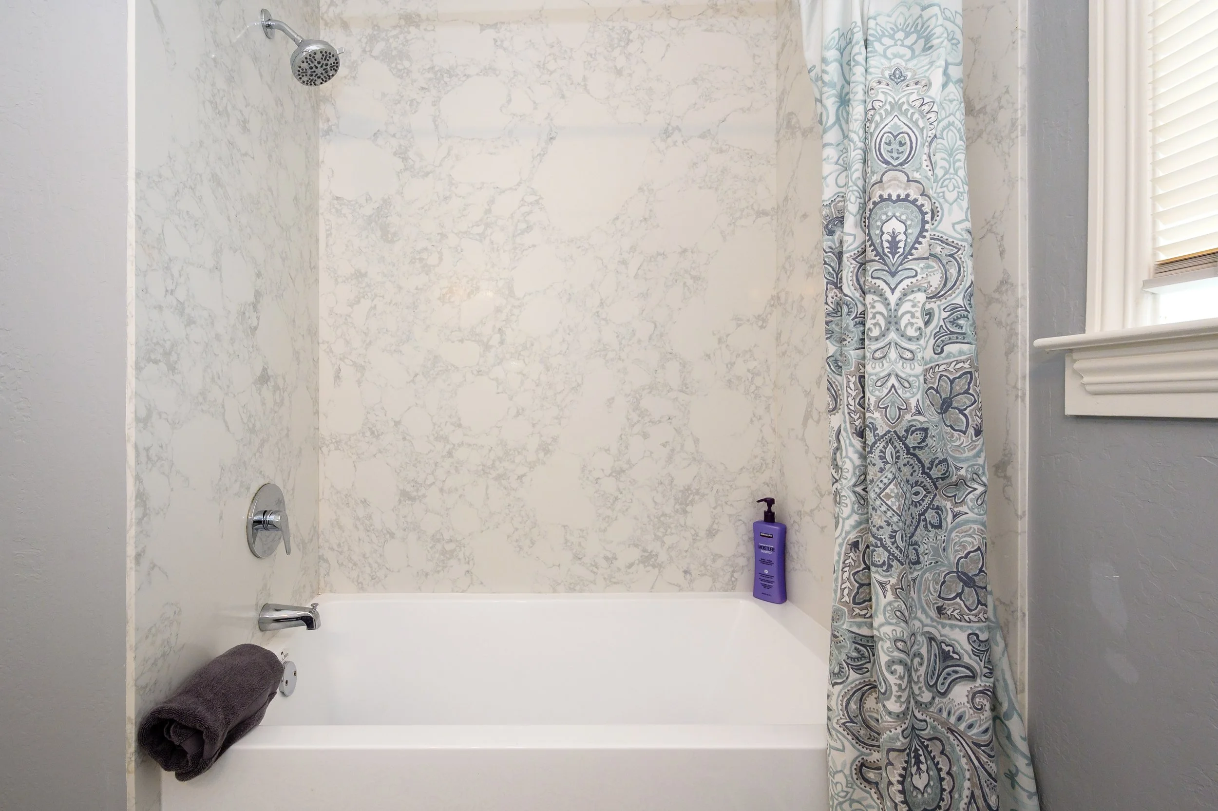 Upstairs Guest Bath_4.jpg