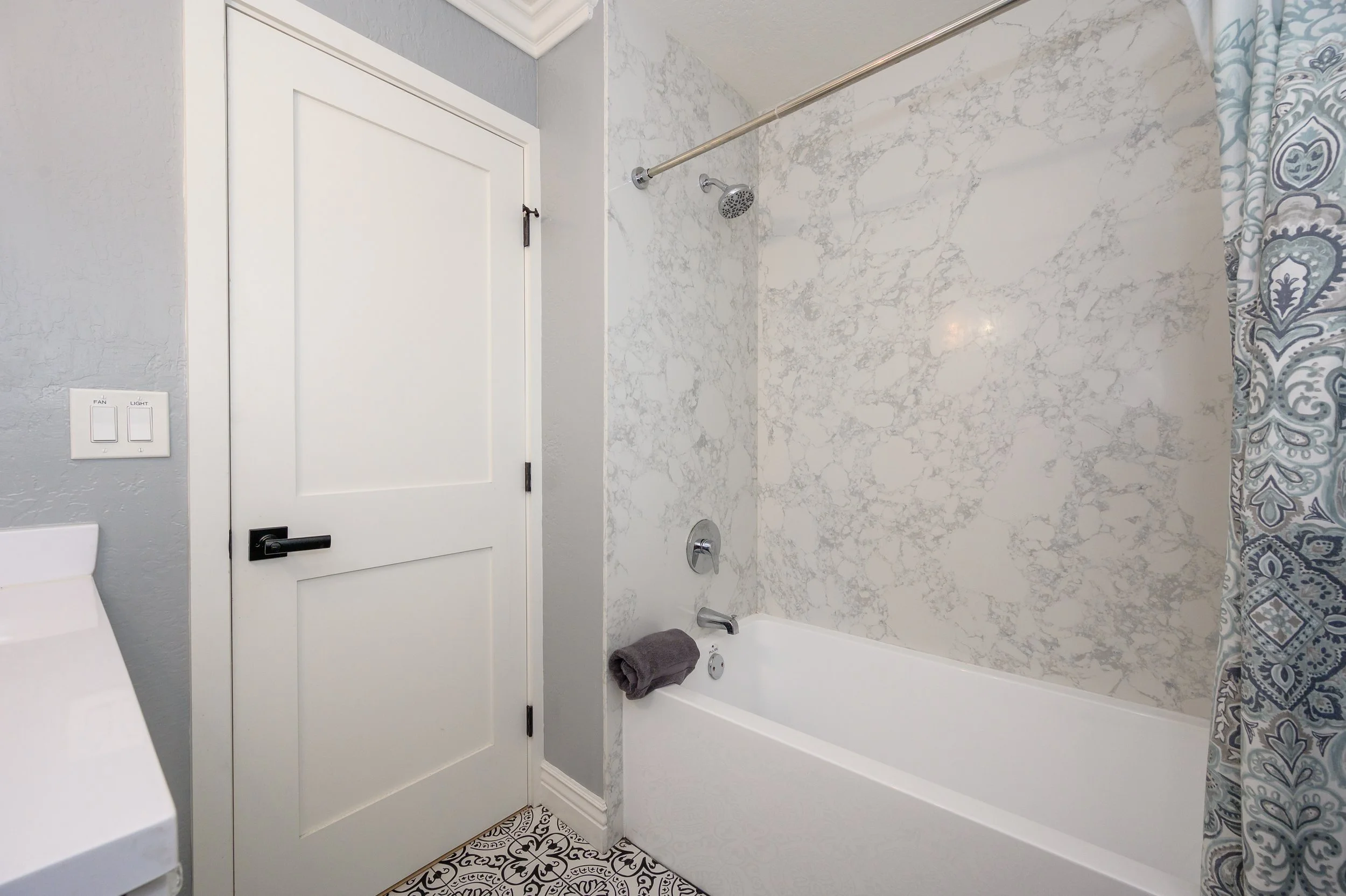 Upstairs Guest Bath_3.jpg