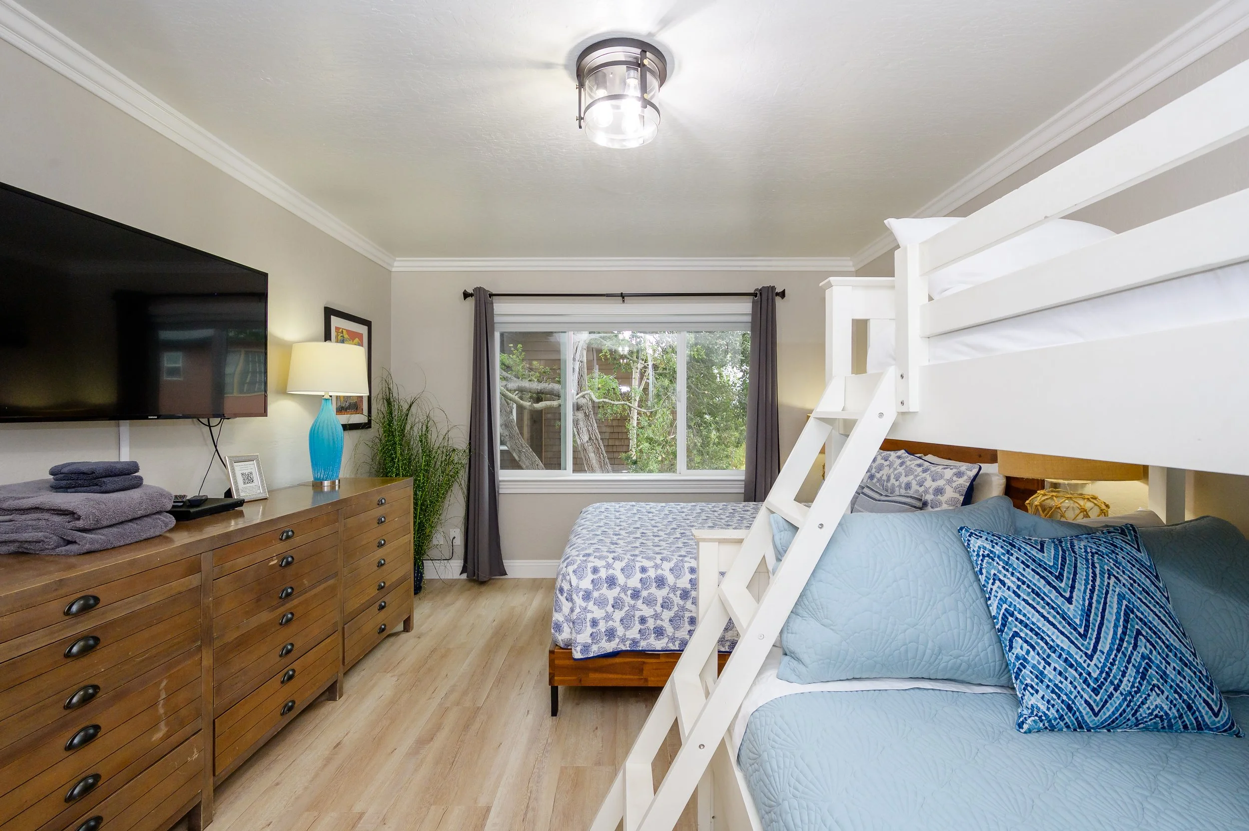 Upstairs Guest Room_1.jpg