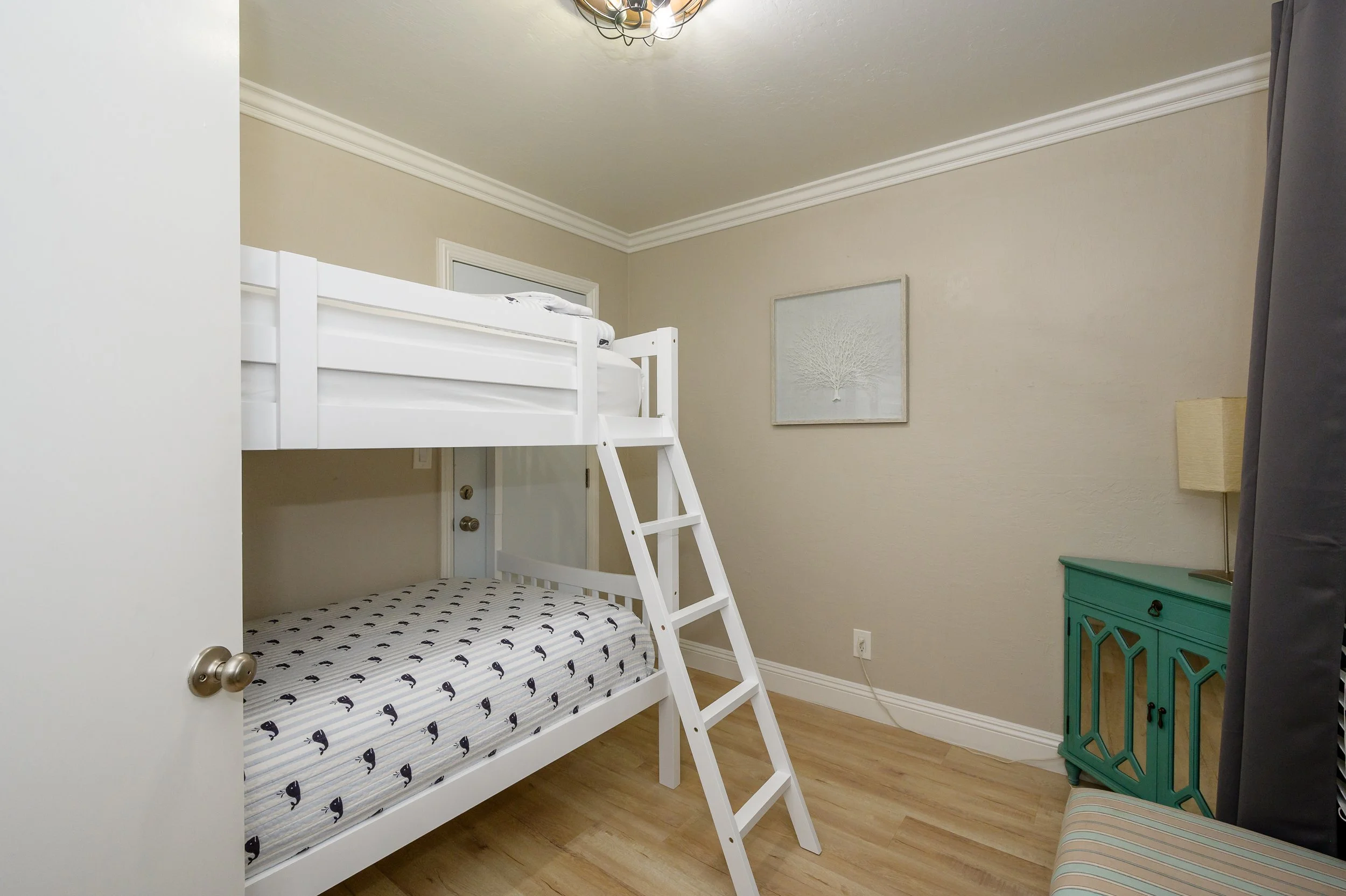 Downstairs Guest Room_1.jpg