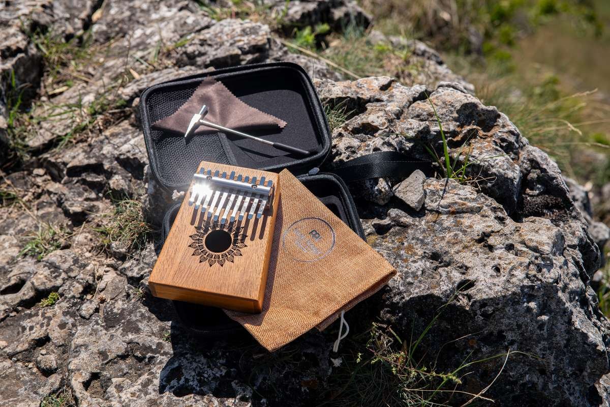 MEINL-Sonic-Energy-Soundhole-Kalimba-10-Toene-Mahagoni-KL1008H_a6d7e34_600x600@2x.jpeg