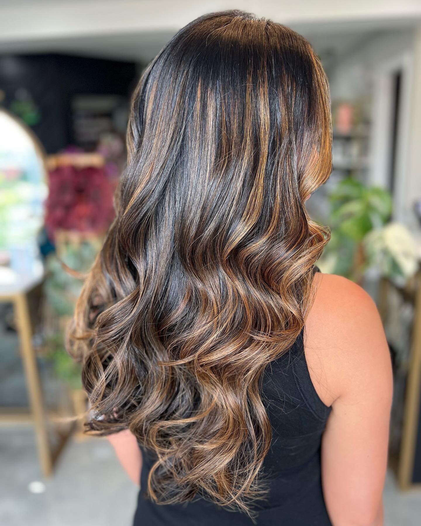 Carmel swirl 🤎🌰
&bull;
&bull;
&bull;
#balayage #obsessed #thatblendtho #newhair #hairoftheday #carmelhair #behindthechair #njhair