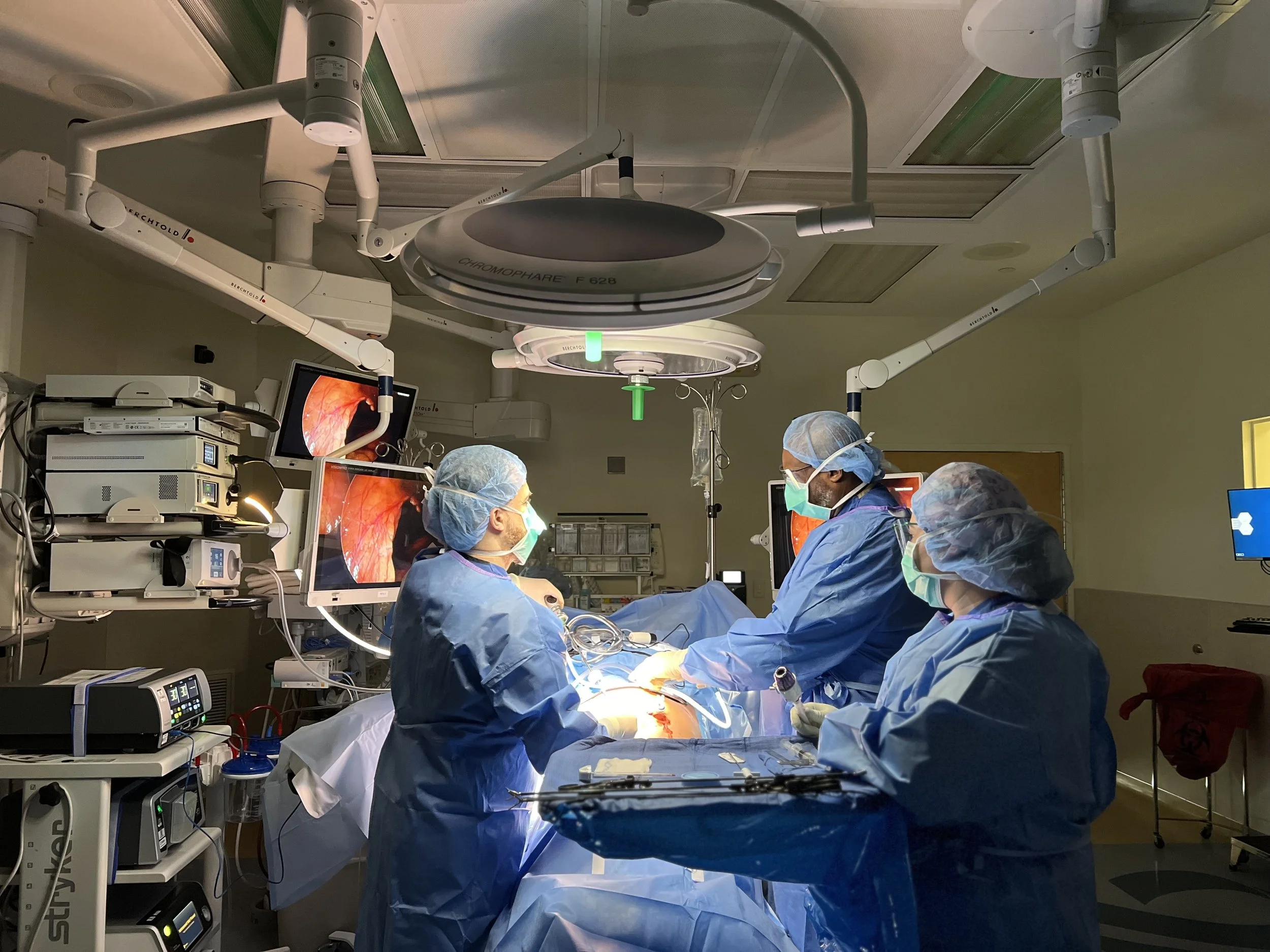 Dr. El Djouzi and surgical team performing a laparoscopic groin hernia repair in the operating room.