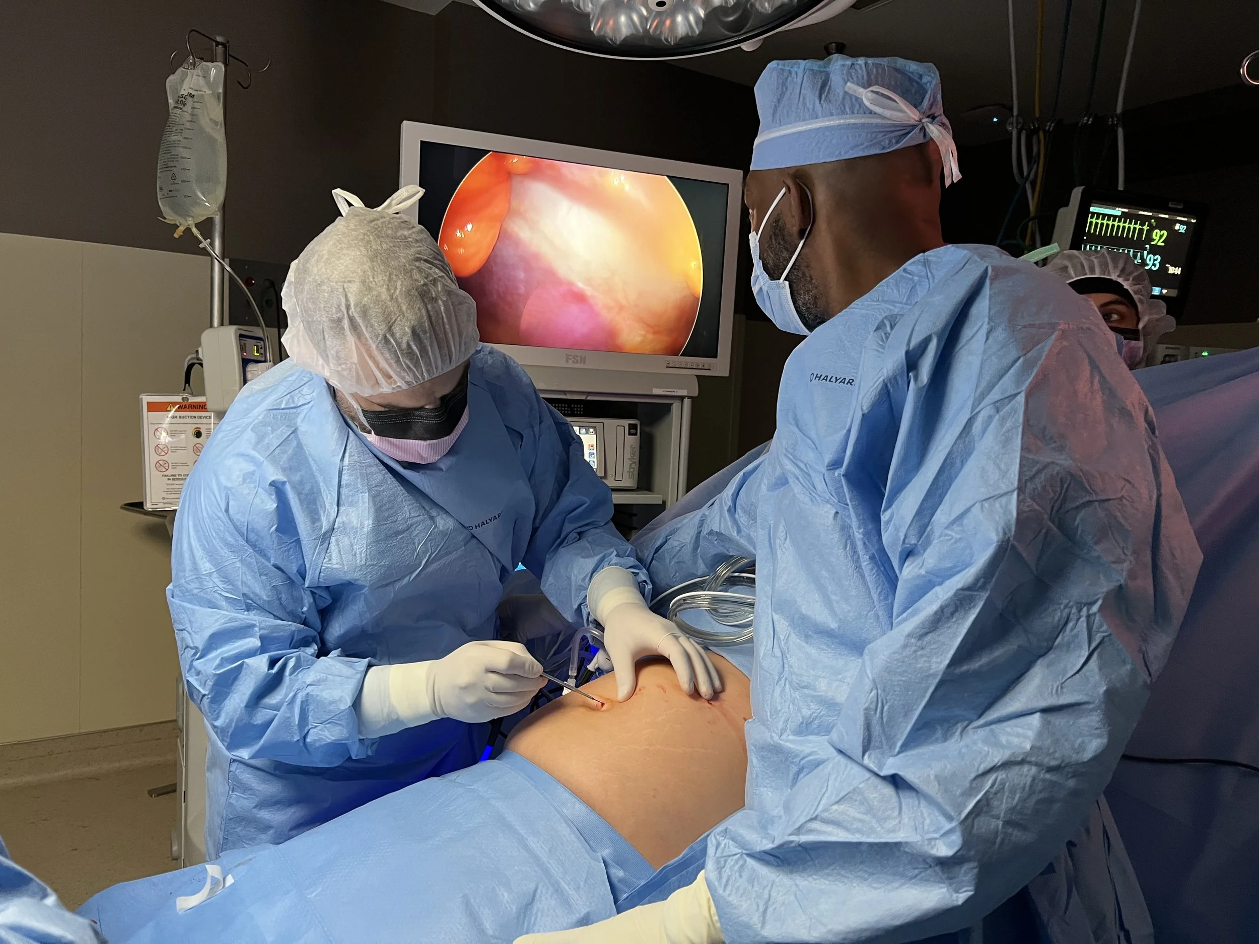 Photo of Dr. El Djouzi starting a robotic groin hernia repair with the first incision