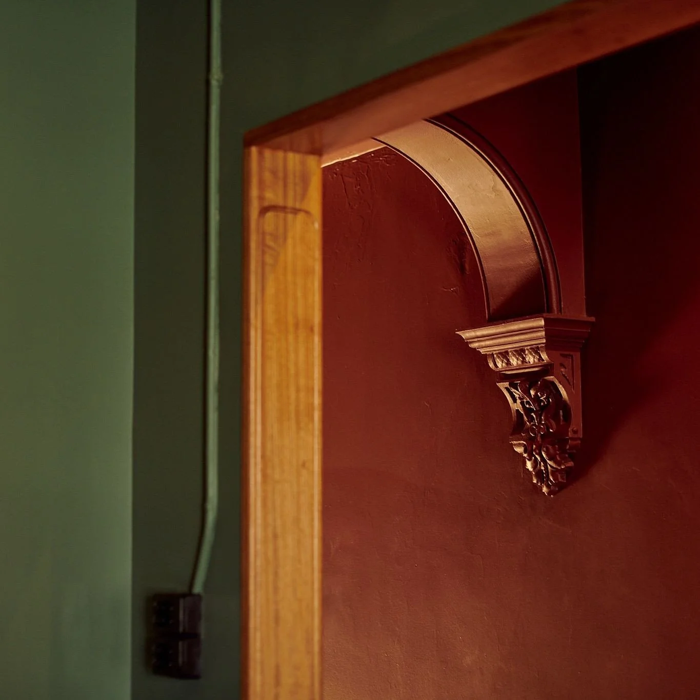 It&rsquo;s always the little details that set the mood ✨ This ornate corbel, framed in deep terracotta and forest green, adds a whisper of old-world drama to Rocco&rsquo;s Bologna Discoteca. Proof that character often hides in the corners.⁠
⁠
A colla
