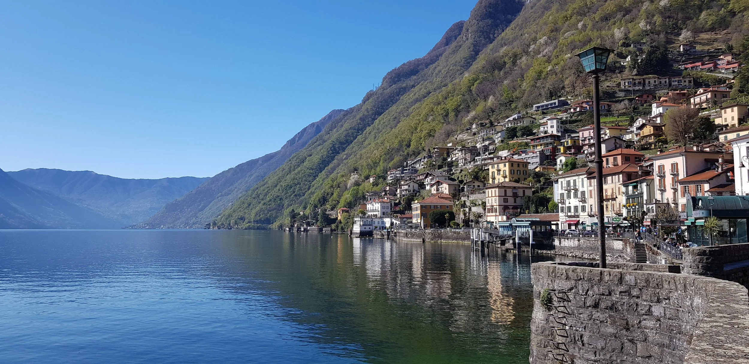 Lungolago di Argegno sul Lago di Como 2026 con montagne sullo sfondo