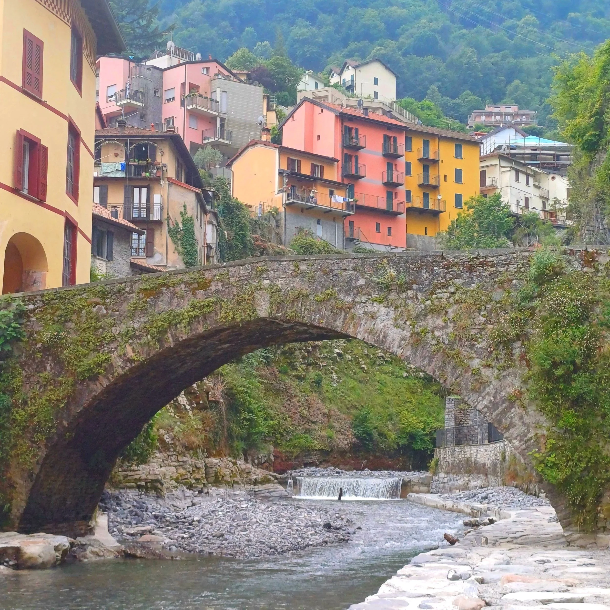 Ponte romano ad arco nel centro storico di Argegno Lago di Como 2026