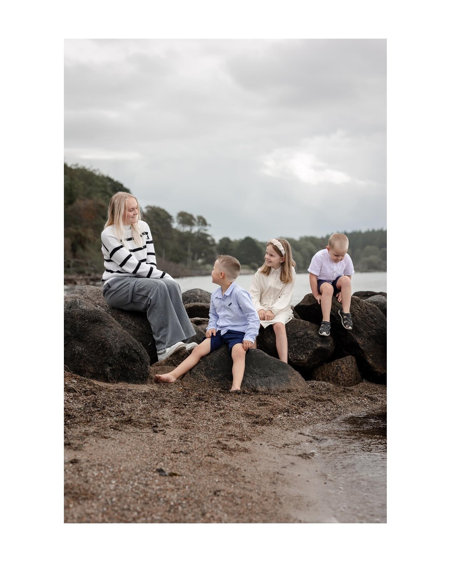 Joan vandt min sommerkonkurrence og hun &oslash;nskede at f&aring; taget billeder sammen med sine b&oslash;rneb&oslash;rn ❤️ 
 
S&aring; vi drog p&aring; stranden - bedstefor&aelig;ldre, b&oslash;rn og b&oslash;rneb&oslash;rn og lavede en hel generat