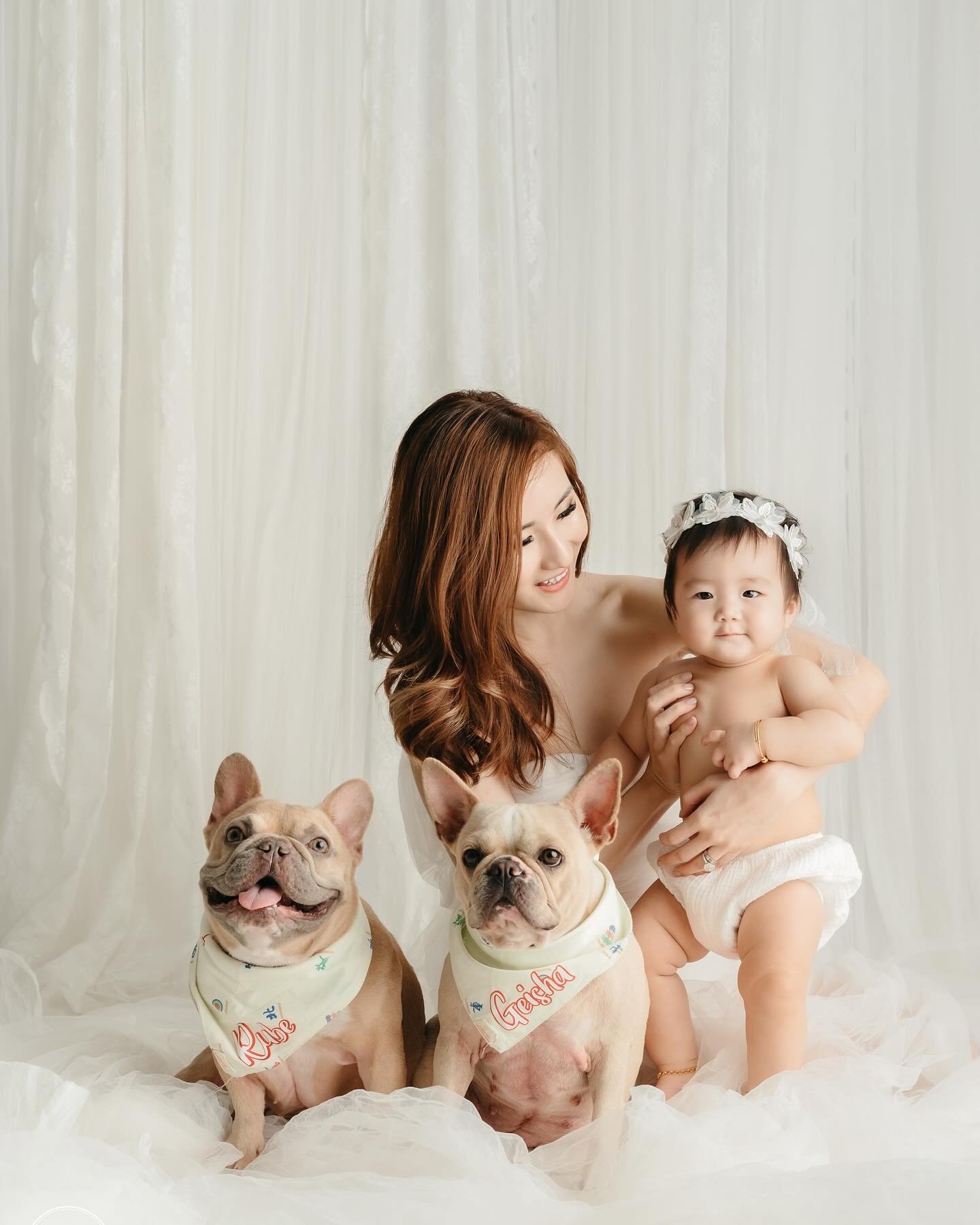 Capturing moments of pure love and joy with this gorgeous mom, her adorable daughter, and their beautiful furry companions 📸💕
#FamilyPortrait #PetLove