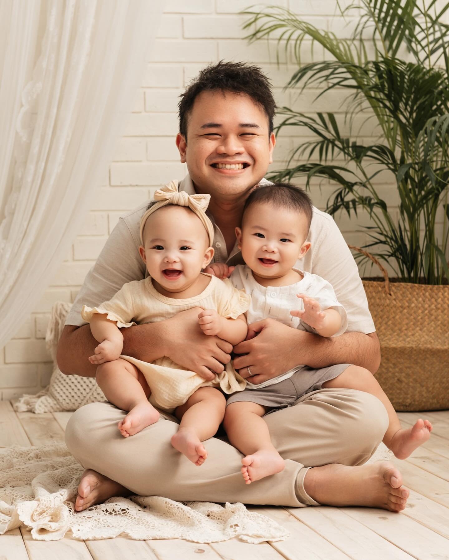 Oh-so-adorable and oh-so-sweet, these twin cuties made our hearts skip a beat! 💖 
Check out more photos from this session on our feed.

Don&rsquo;t miss out on capturing these priceless moments, send us a DM to schedule your session! 📷 

#BabiesOfI